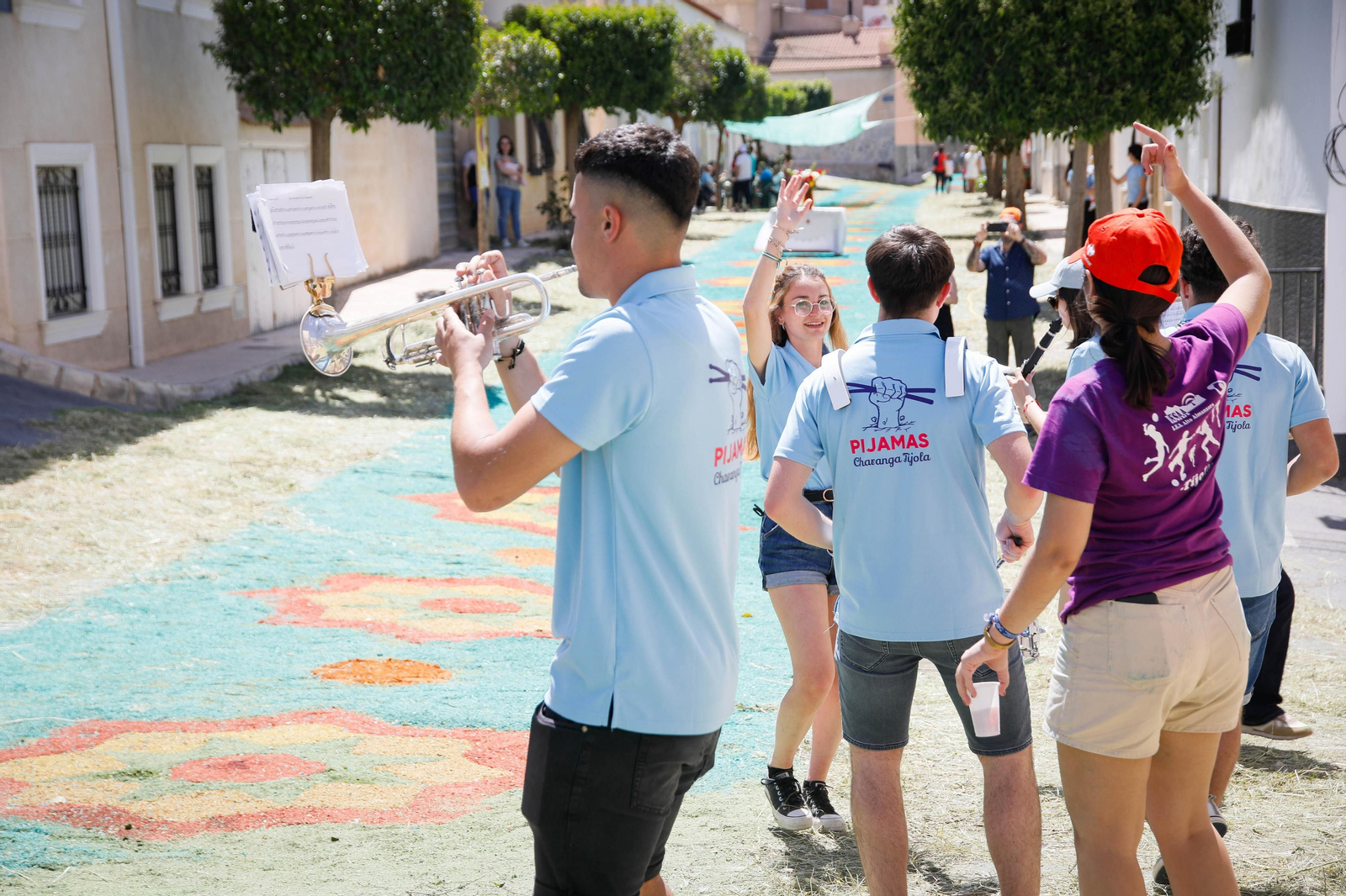 Así es la gran alfombra de serrín para que levite la Virgen de Fátima de Tíjola