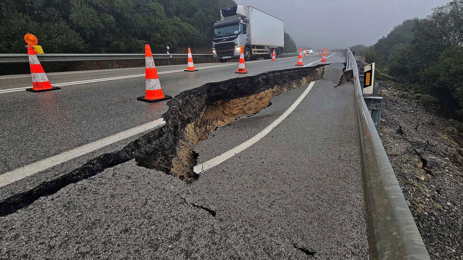 Arrancan las obras del socavón en la N-340: así trabaja la maquinaria en el tramo entre Algeciras y Tarifa.
