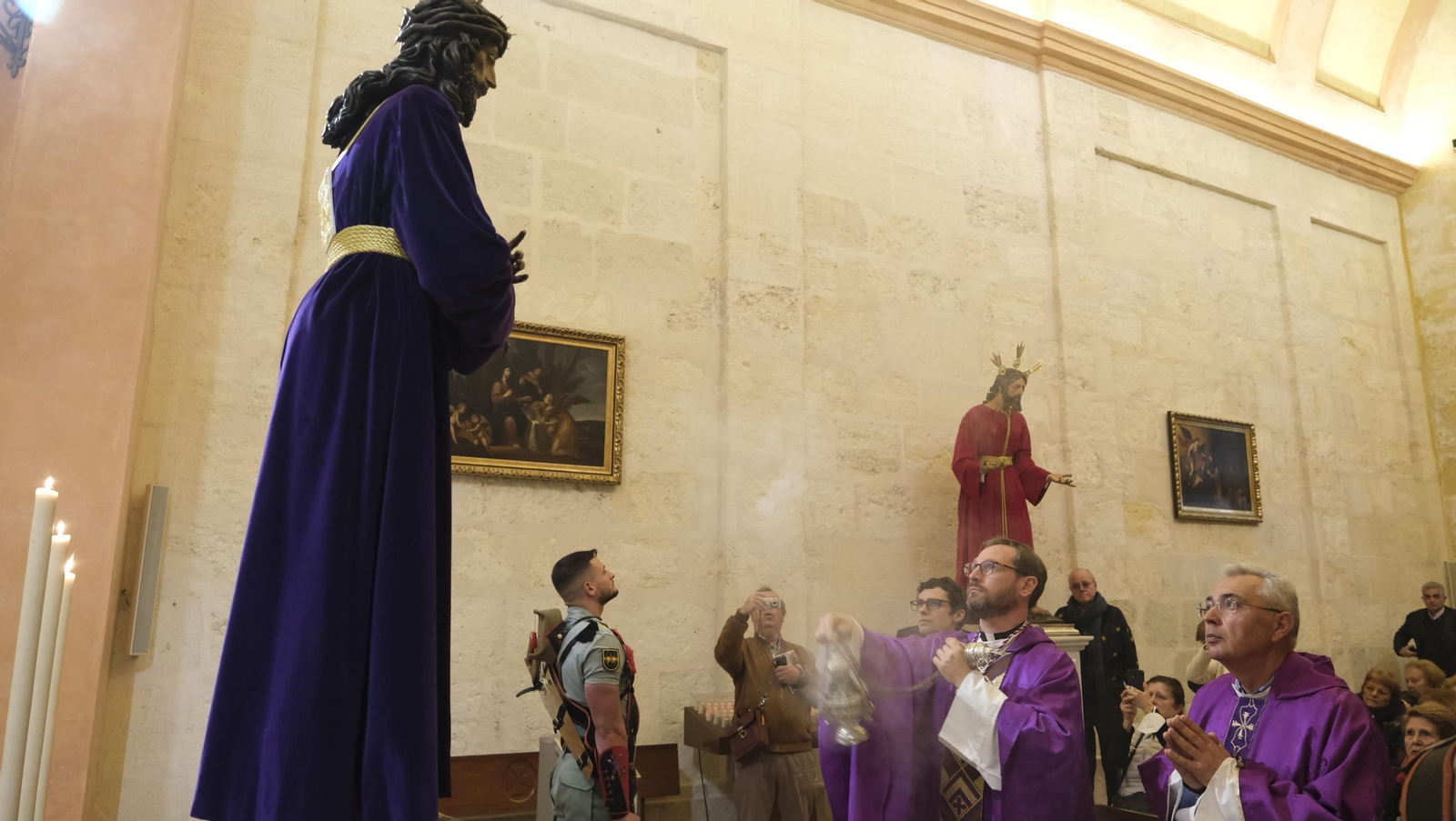 Imágenes del multitudinario besapiés del Cristo de Medinaceli en la Catedral de Almería