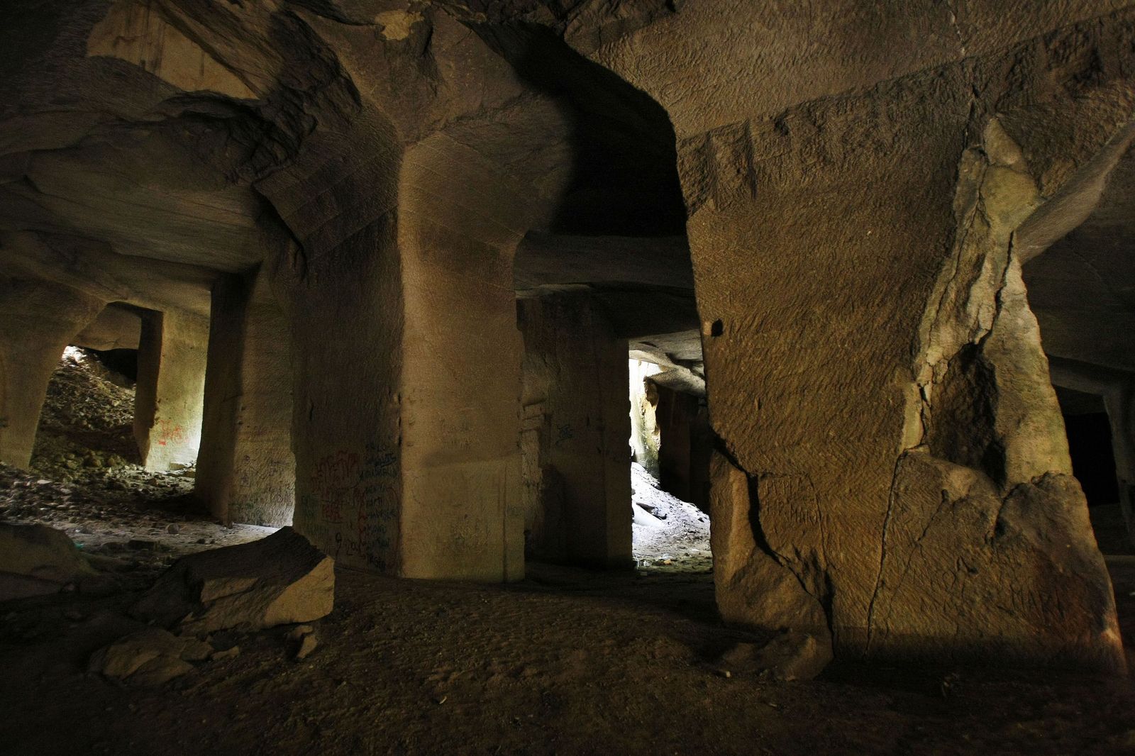 Interior de una de las cuevas cantera de la Sierra de San Cristóbal.