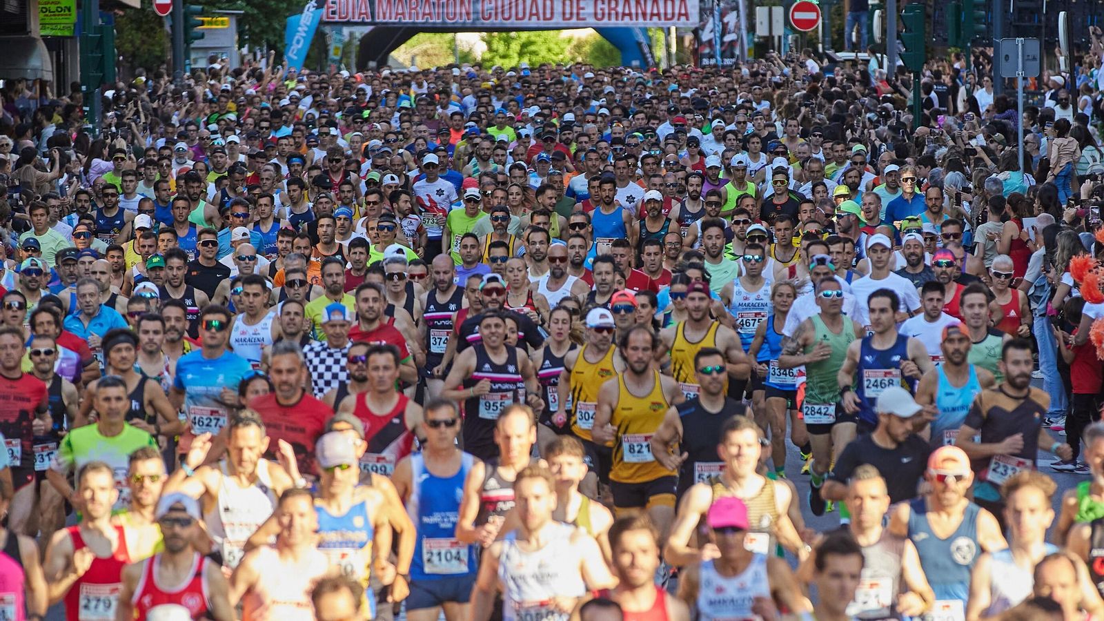 Momento de la salida de los cajones populares de la Media Maratón Ciudad de Granada