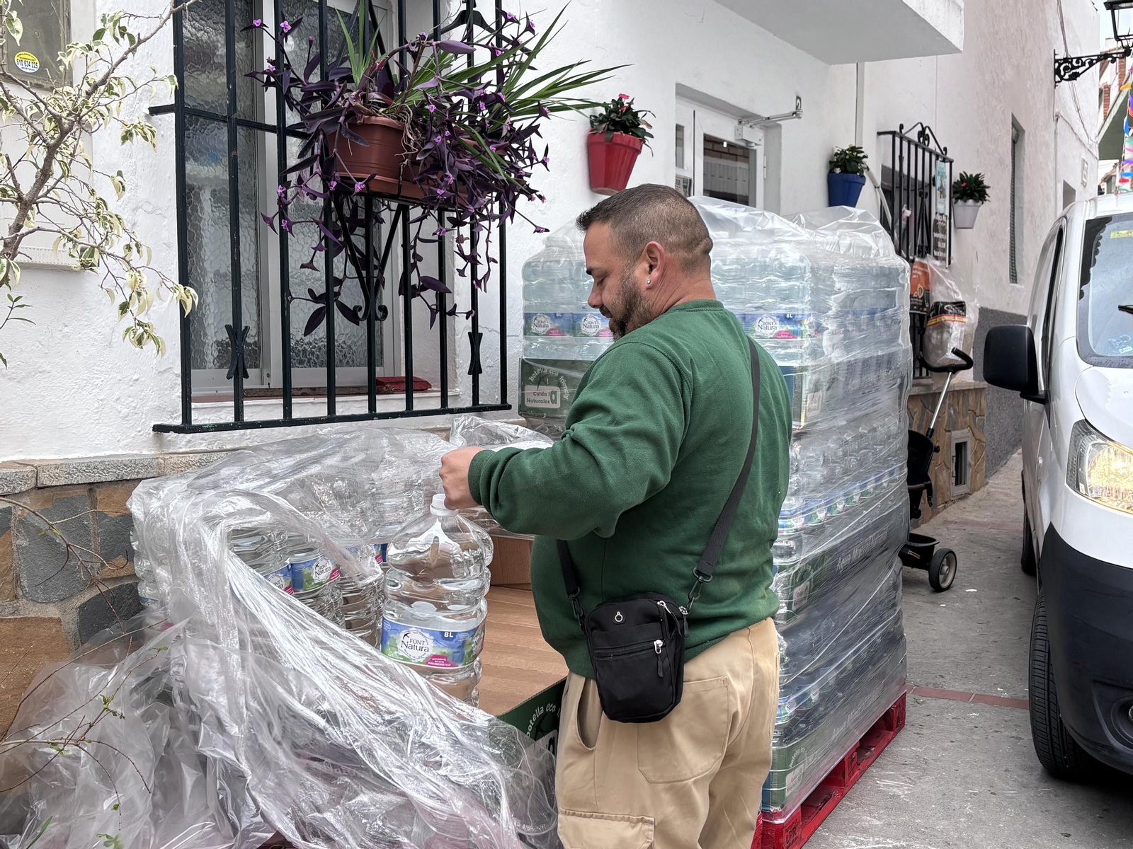 Un ciudadano de Totalán cogiendo agua potable.