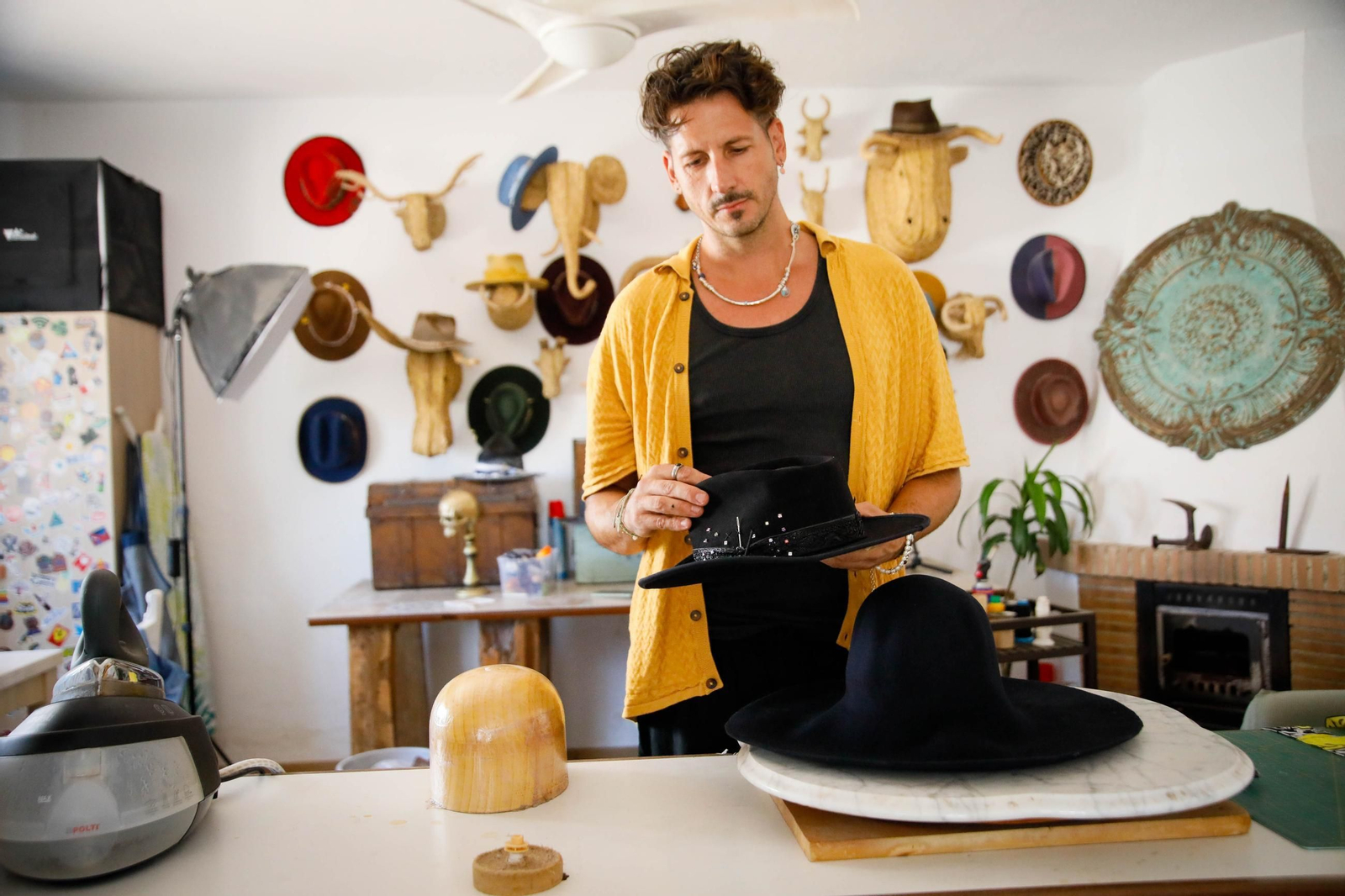 Imágenes del proceso creativo en sombreros de Alejandro Mateo