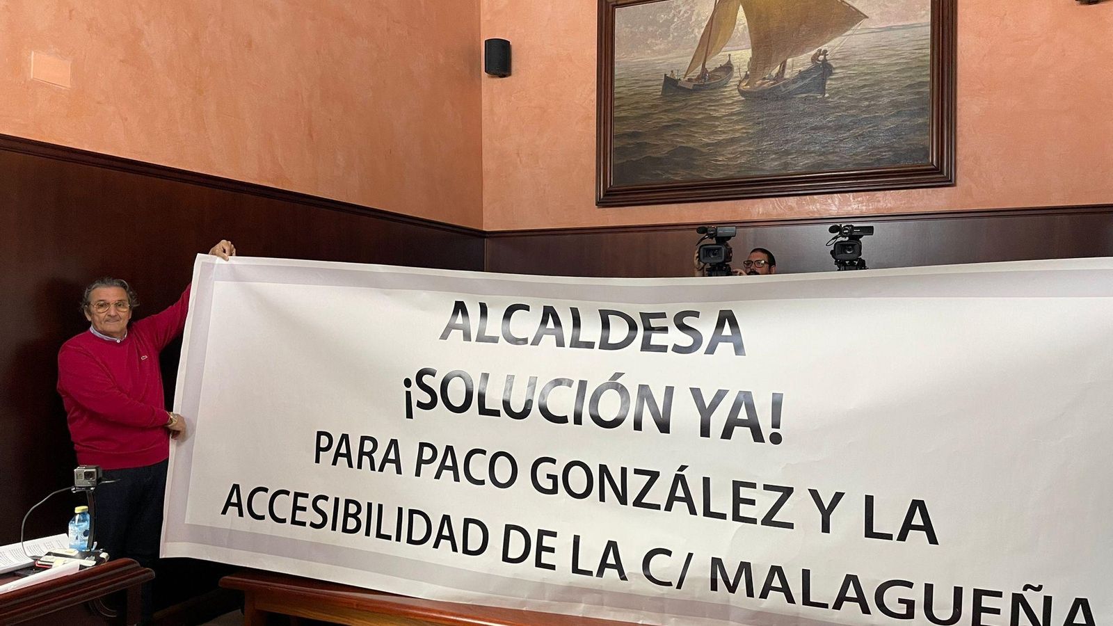 Manuel González desplegó una pancarta en el salón de plenos