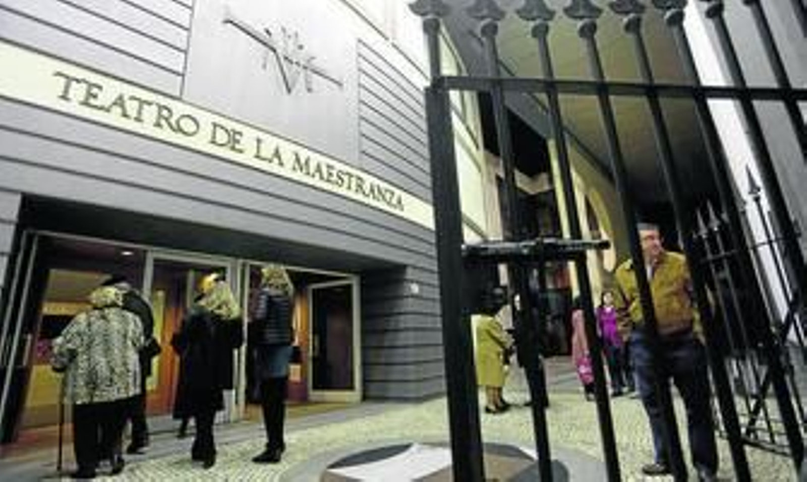 Accesos al Teatro de la Maestranza, que estos días acoge espectáculos de la Bienal de Flamenco.