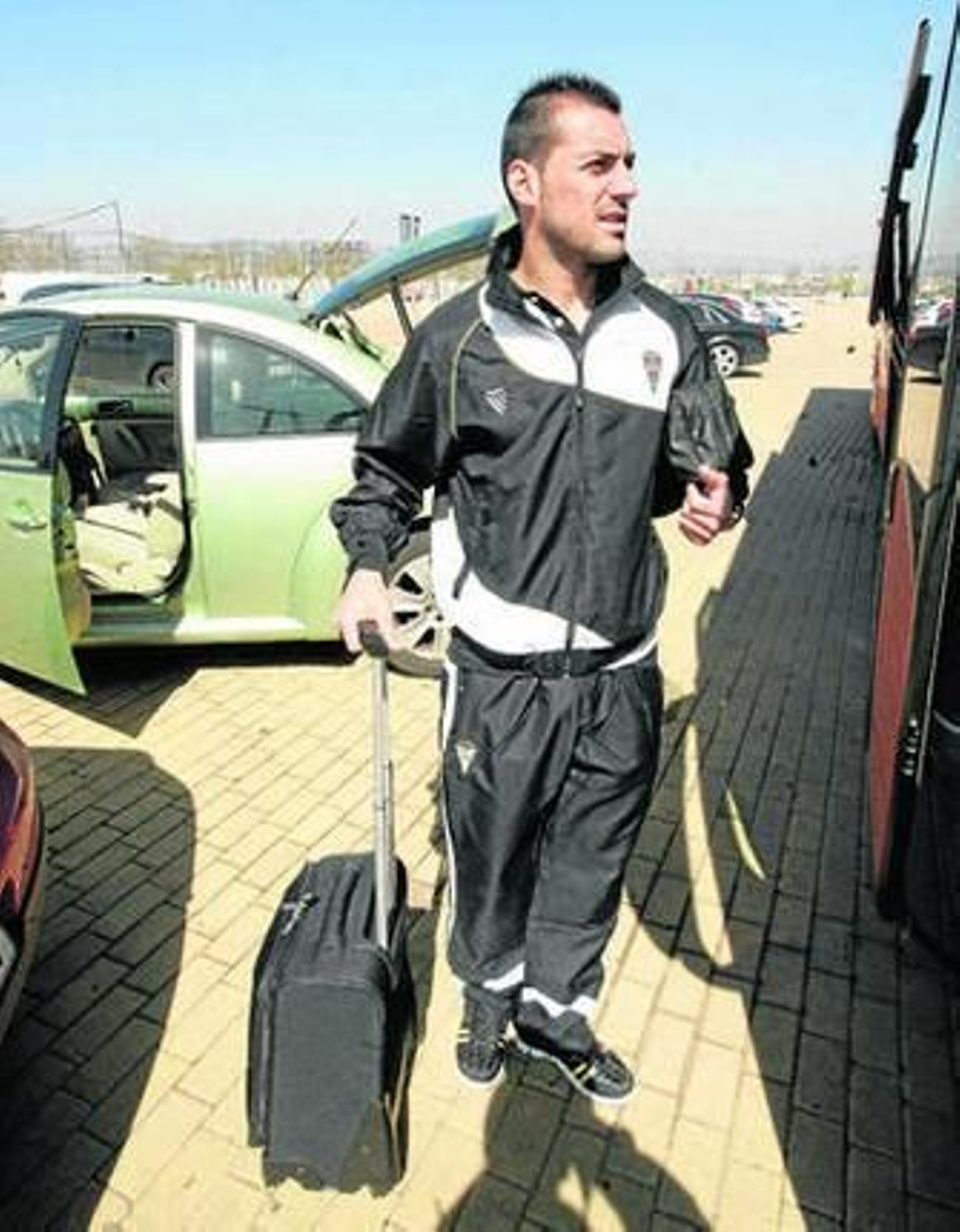 Jonathan Sesma se dispone a subir al autocar de la expedición cordobesista.