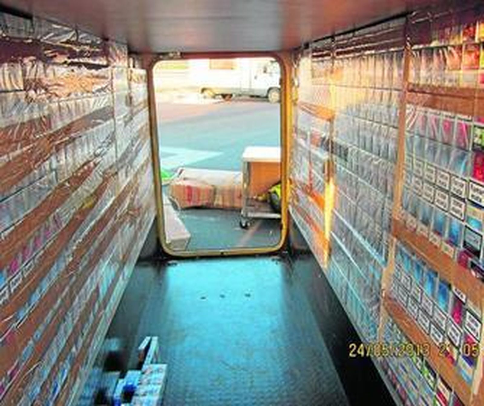 Caravana detectada este año en el ferry de Canarias en el Puerto de Huelva con cajetillas ocultas en doble fondo.