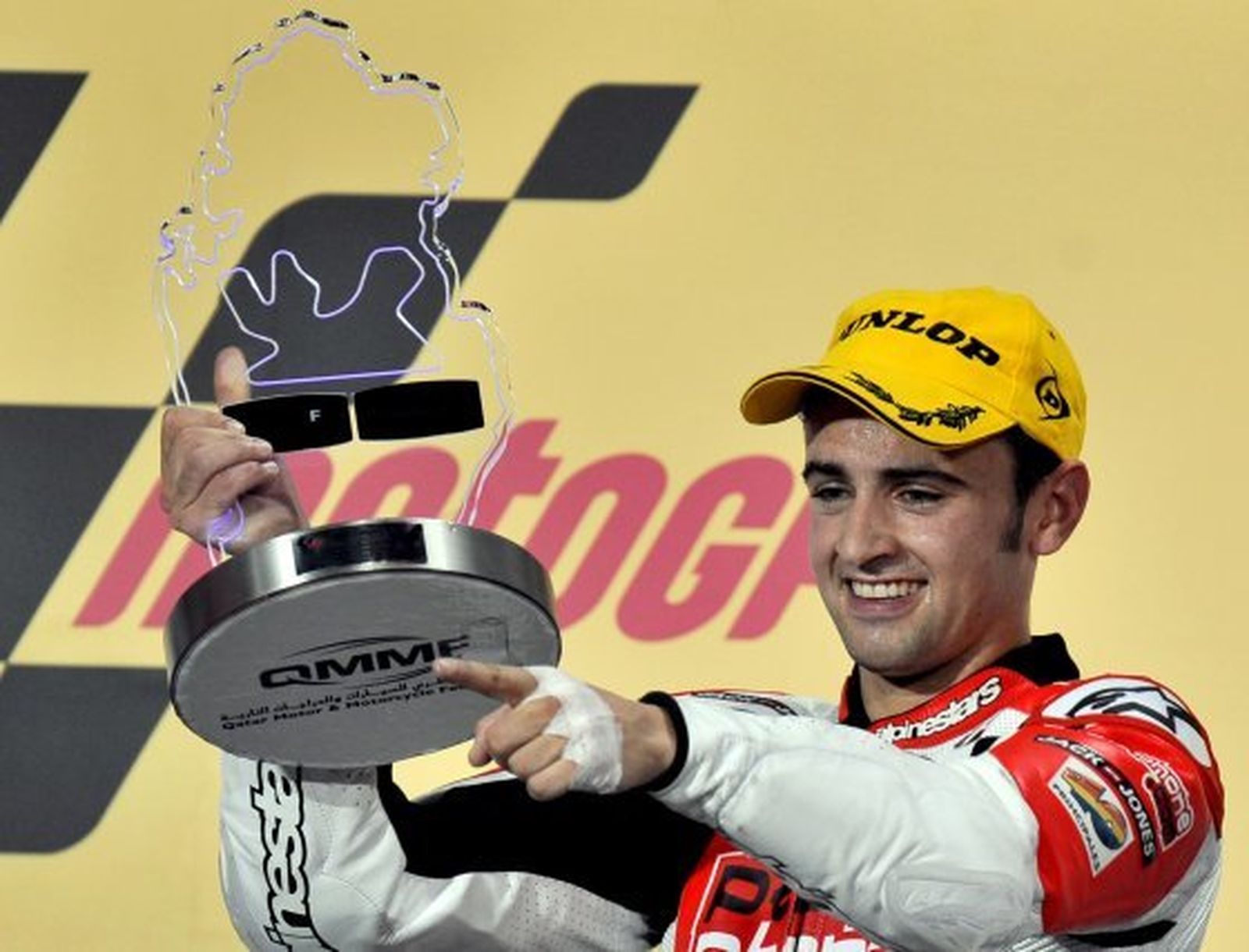 El piloto español Héctor Barbera sostiene su trofeo de campeón tras ganar la carrera de los 250cc  Foto: efe