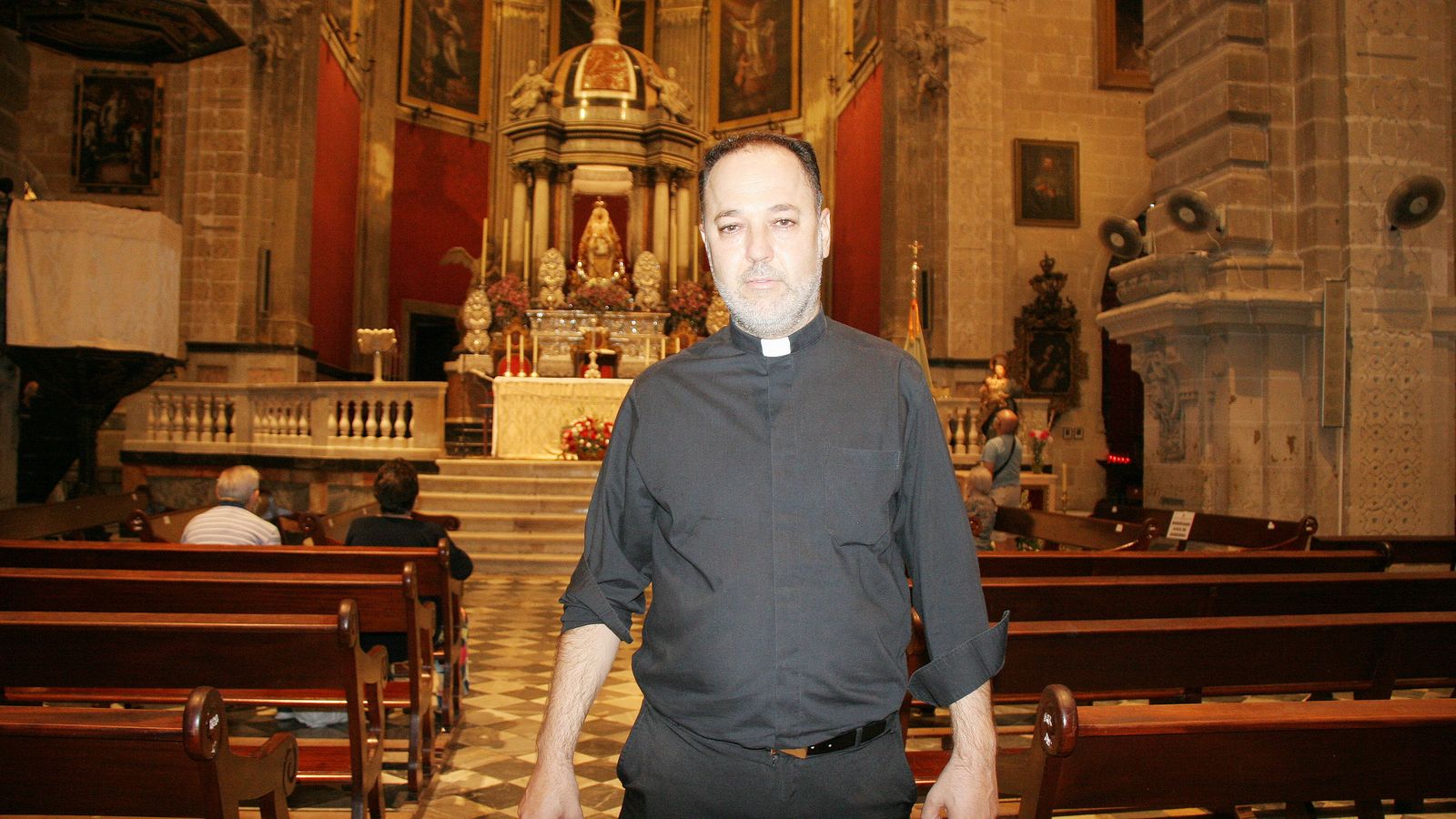 Antonio Sabido, posando en el interior del templo hace unos días, antes de que la Patrona regresara a su Camarín.