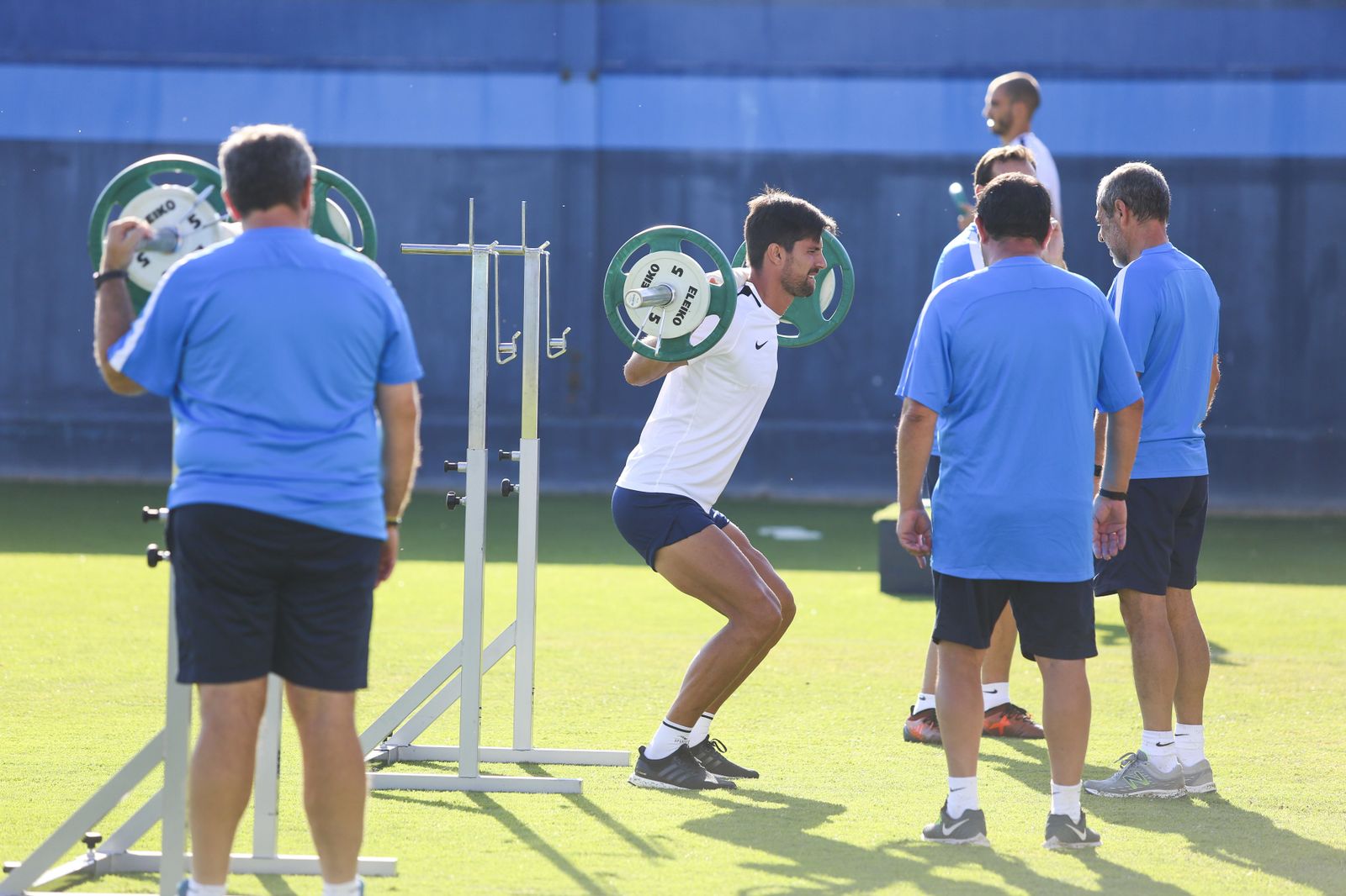 Adrián González durante un entrenamiento del Málaga CF.