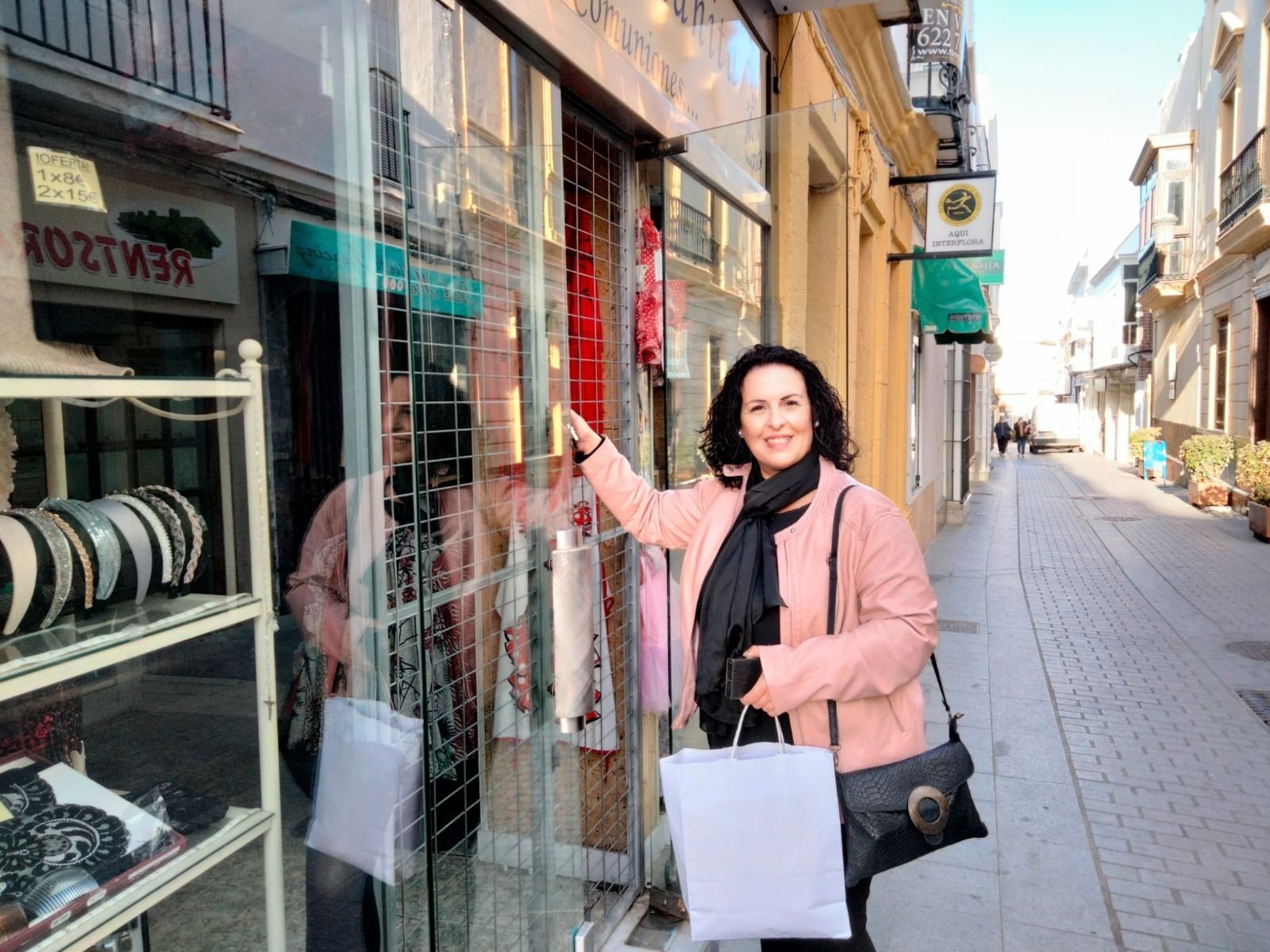 La candidata a presidir el PP de Chiclana, en el negocio familiar donde desempeña su trabajo.