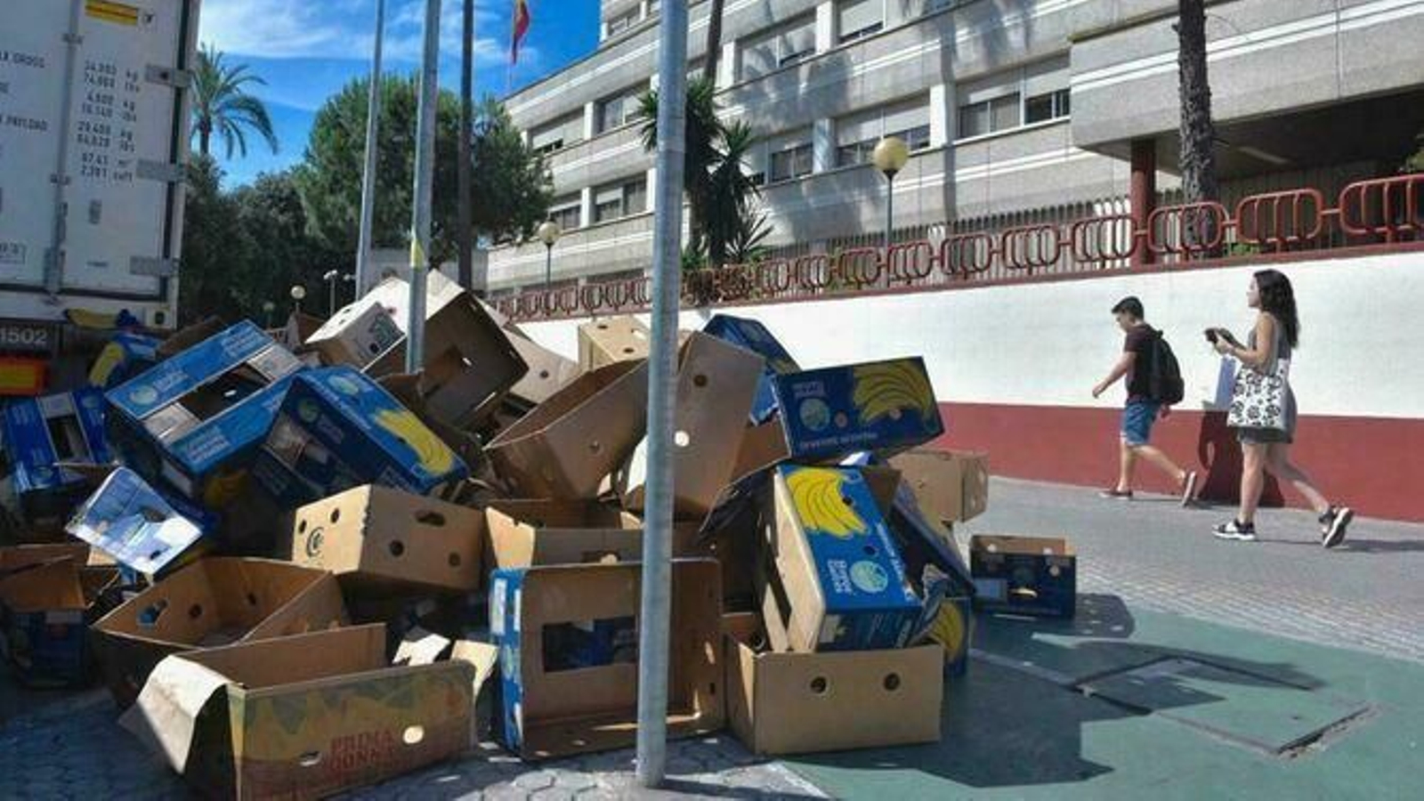 Las cajas que llevaban la droga se acumulan junto a la Jefatura de Policía