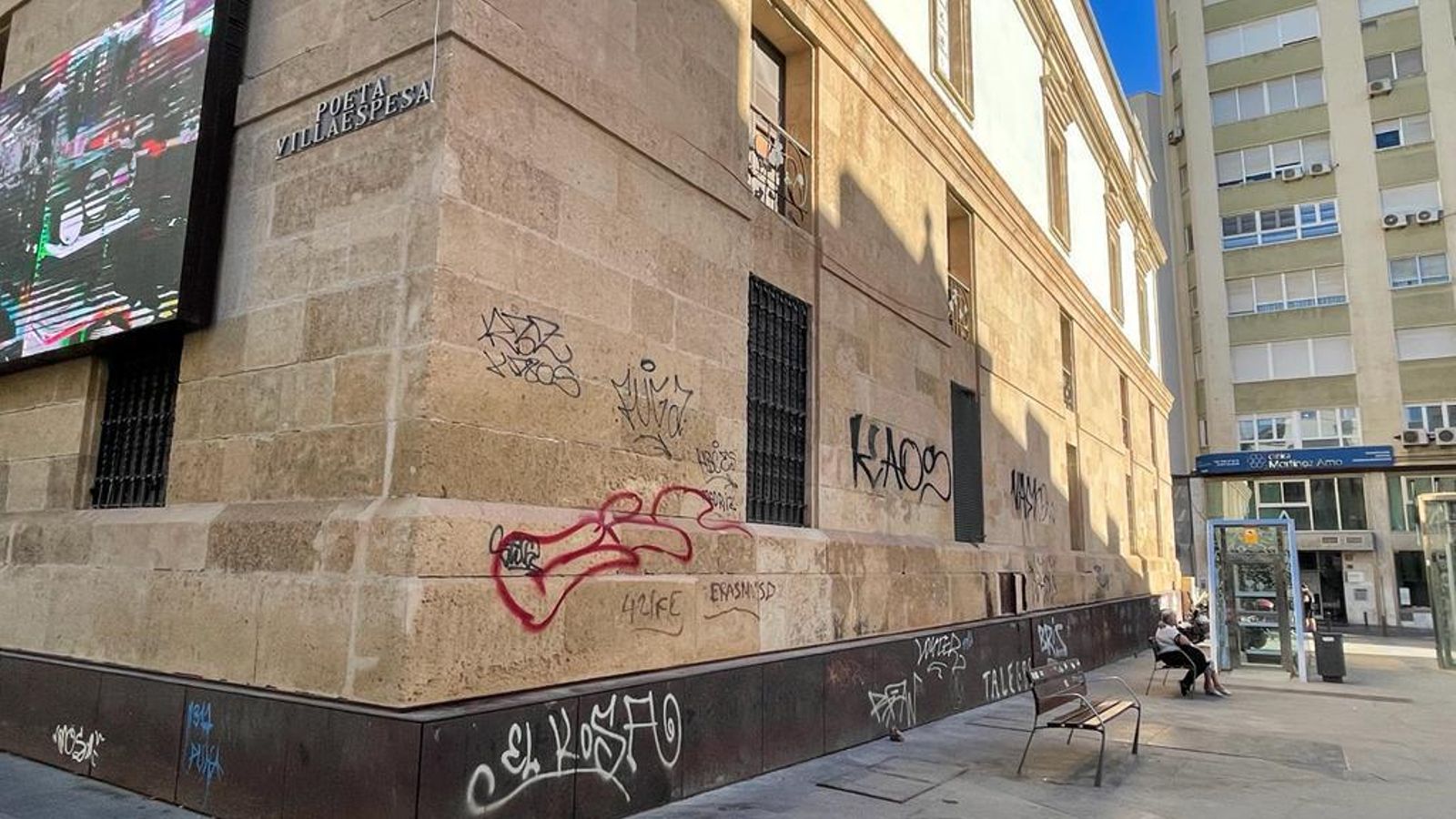 Pintadas en la fachada del Teatro Cervantes