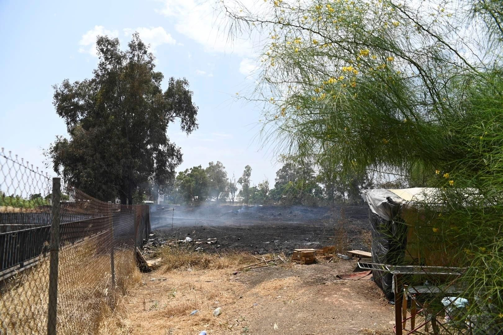 La zona calcinada por el incendio junto a la ronda Oeste, en imágenes