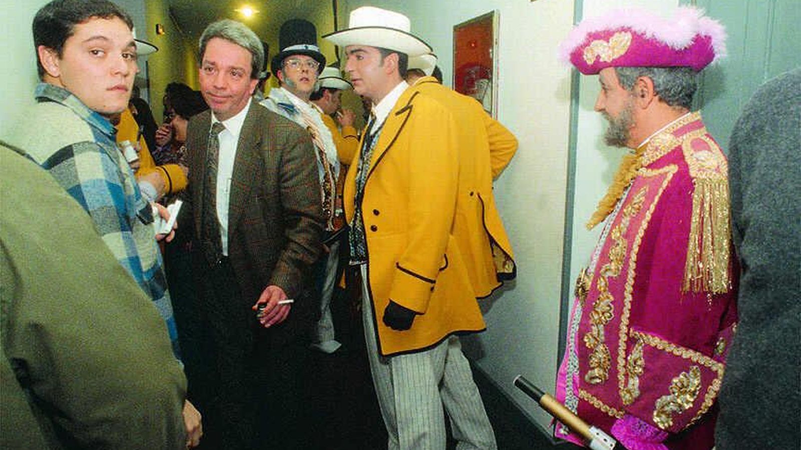 En 1998 en los pasillos del Falla rodeado de componentes del coro 'Al liquindoi'. En 1998 en los pasillos del Falla rodeado de componentes del coro 'Al liquindoi'.