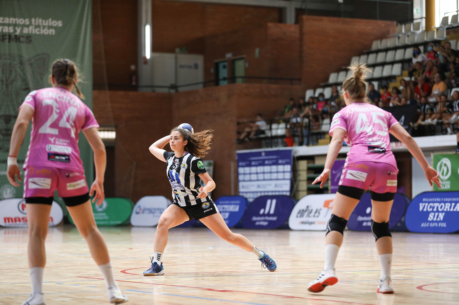 Rocío Rojas pasa el balón.