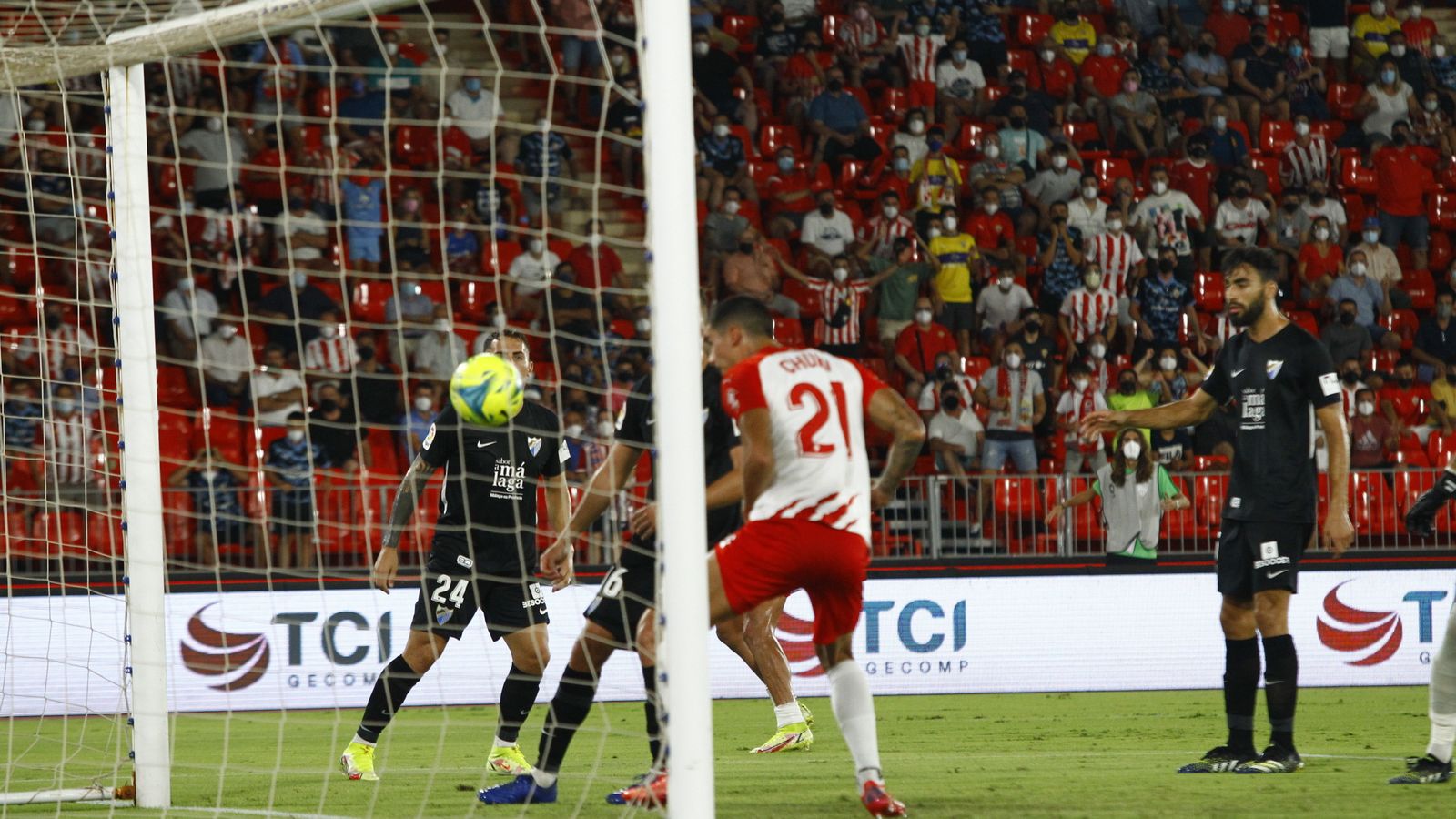 Chumi empuja la volea para poner el 2-0.