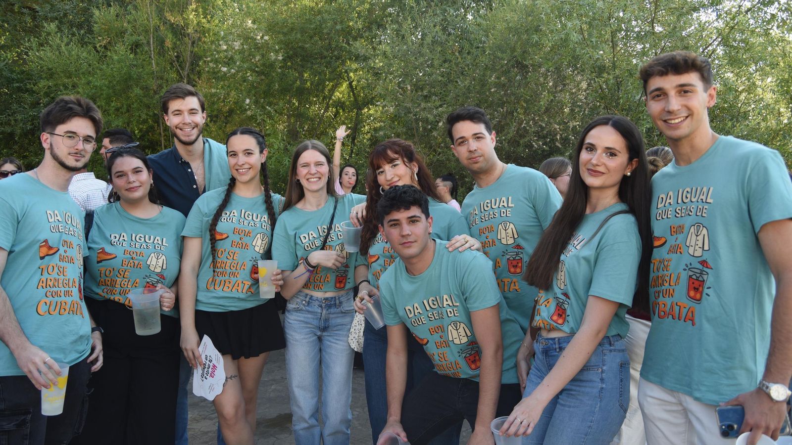 Varios estudiantes en el botellódromo. Varios estudiantes en el botellódromo.