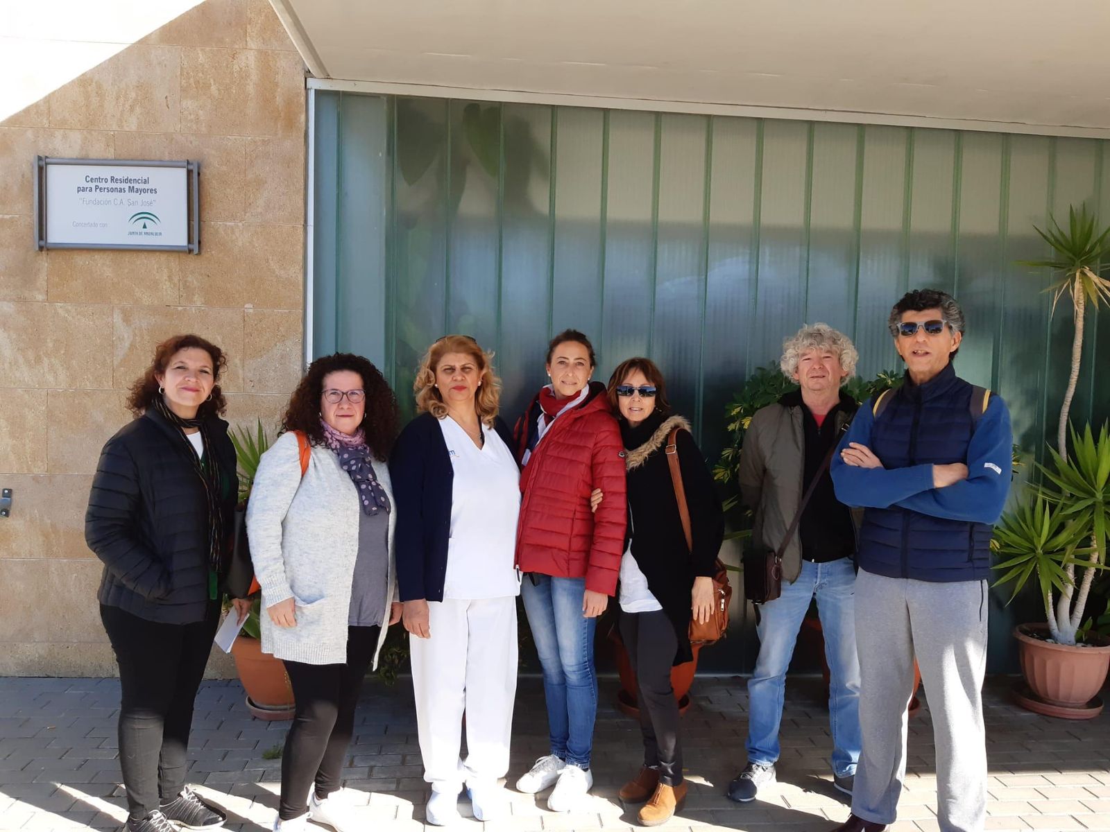 Empleados del Centro de Acogida San José, tras entregar el escrito.