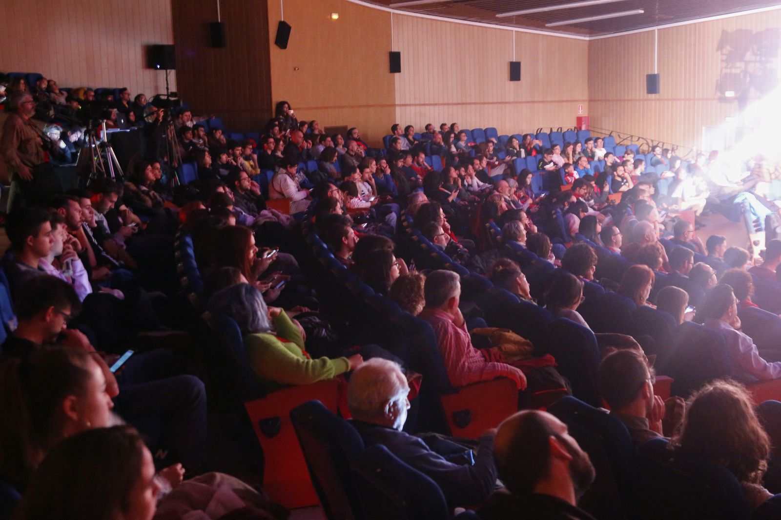 Público en la Facultad de Ciencias de la UGR.