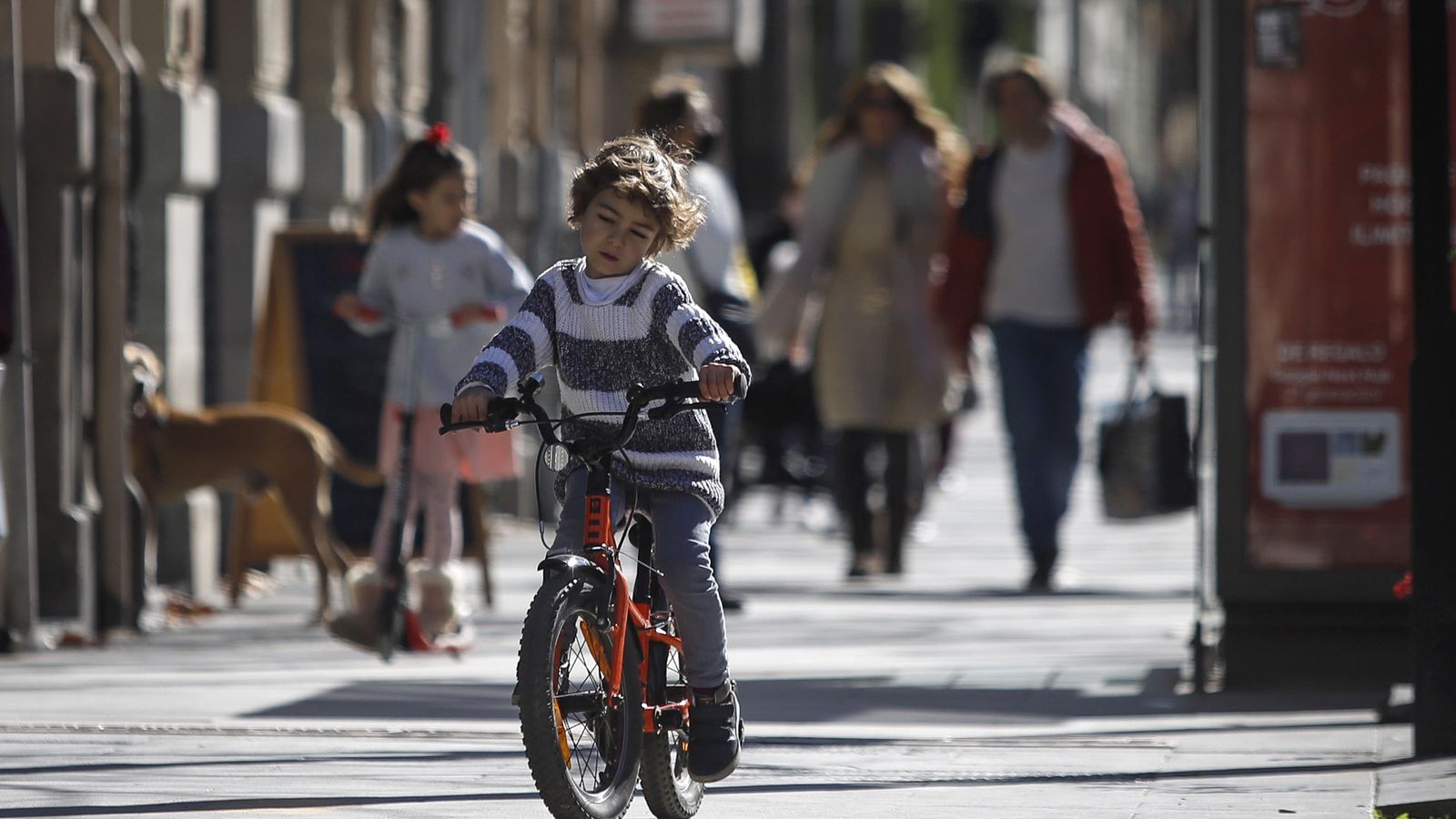 Niño estrenando su bicicleta el Día de Reyes