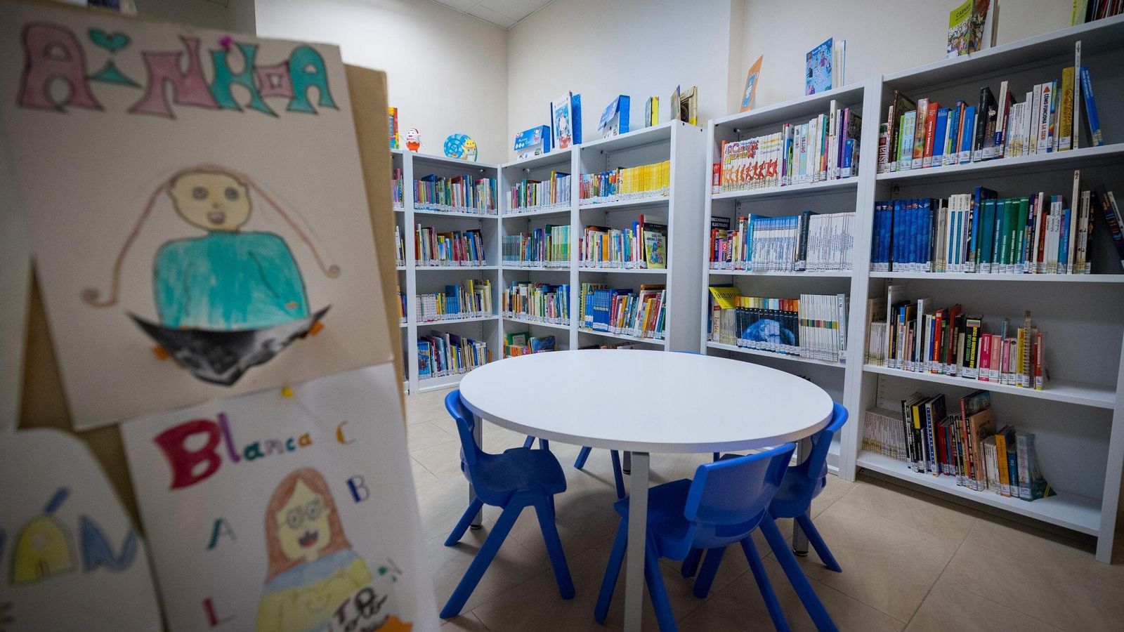 Sala dedicada a la colección de libros infantil y juvenil.