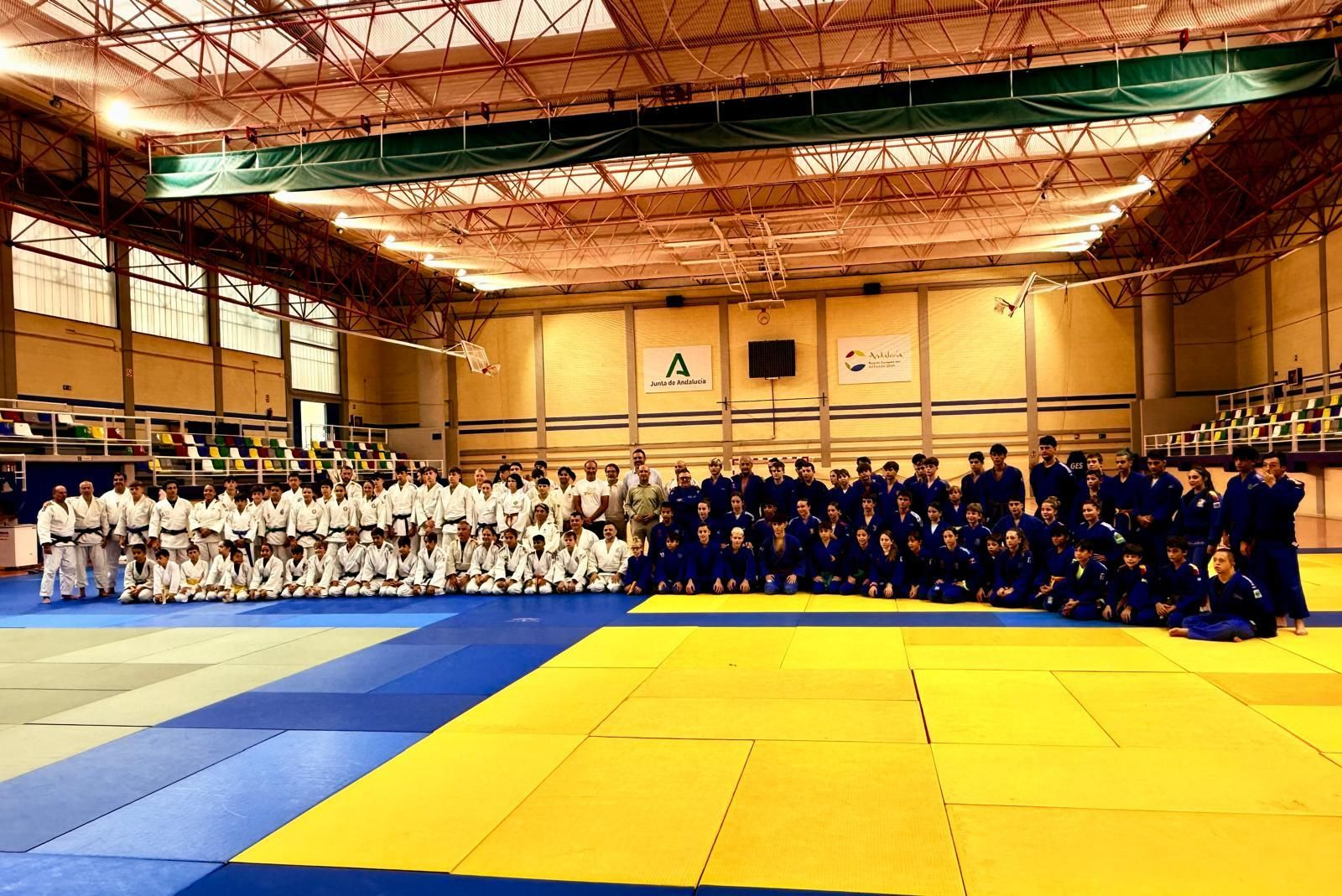 Foto de grupo con todos los participantes del ‘JudoSummerCamp’ desarrollado en el Pabellón Antonio Rivera.