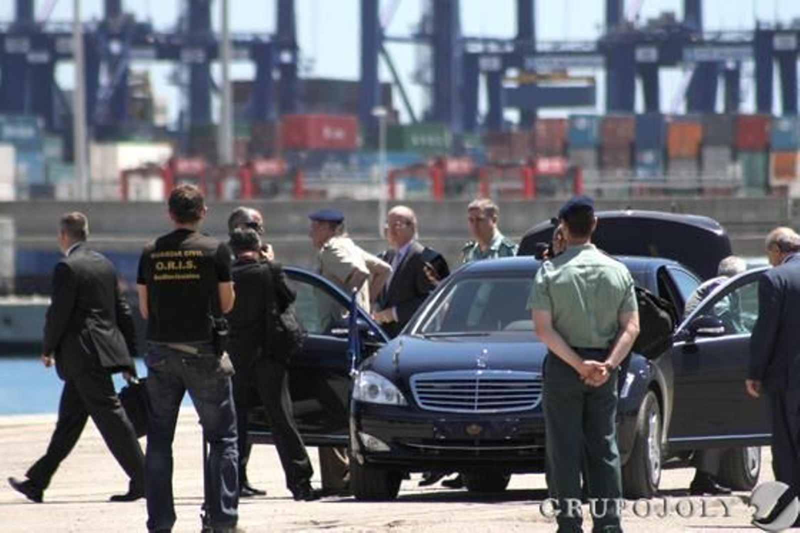 Don Juan Carlos muestra su apoyo a los pescadores y a la Guardia Civil por el trabajo que realizan./Fran Montes
