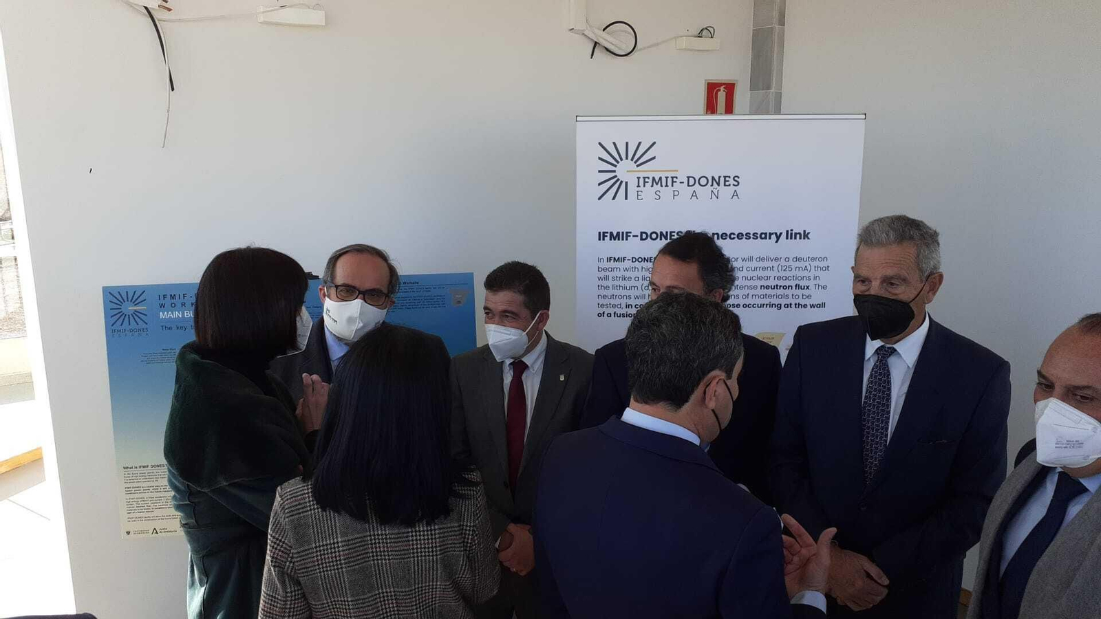 Un momento tras la firma del acuerdo de cesión de terrenos para el acelerador de partículas  Ifmif-Dones.