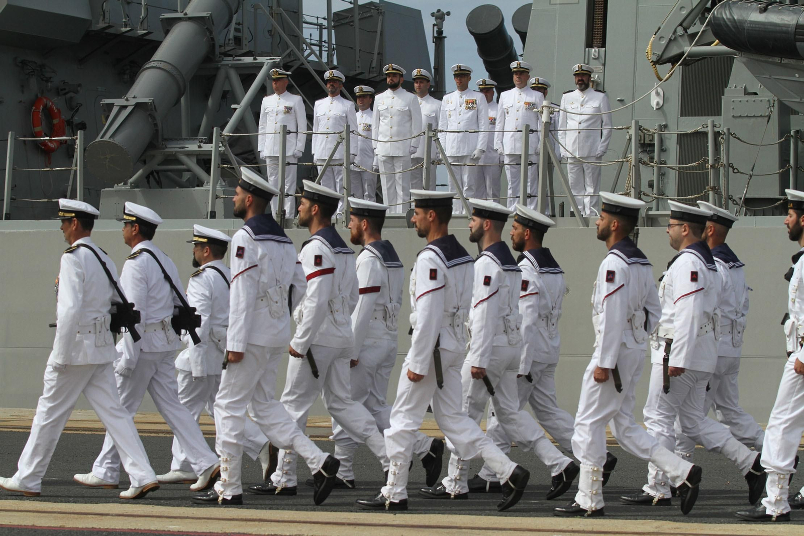 Entrega de la bandera de combate a la fragata Cristobal Colón