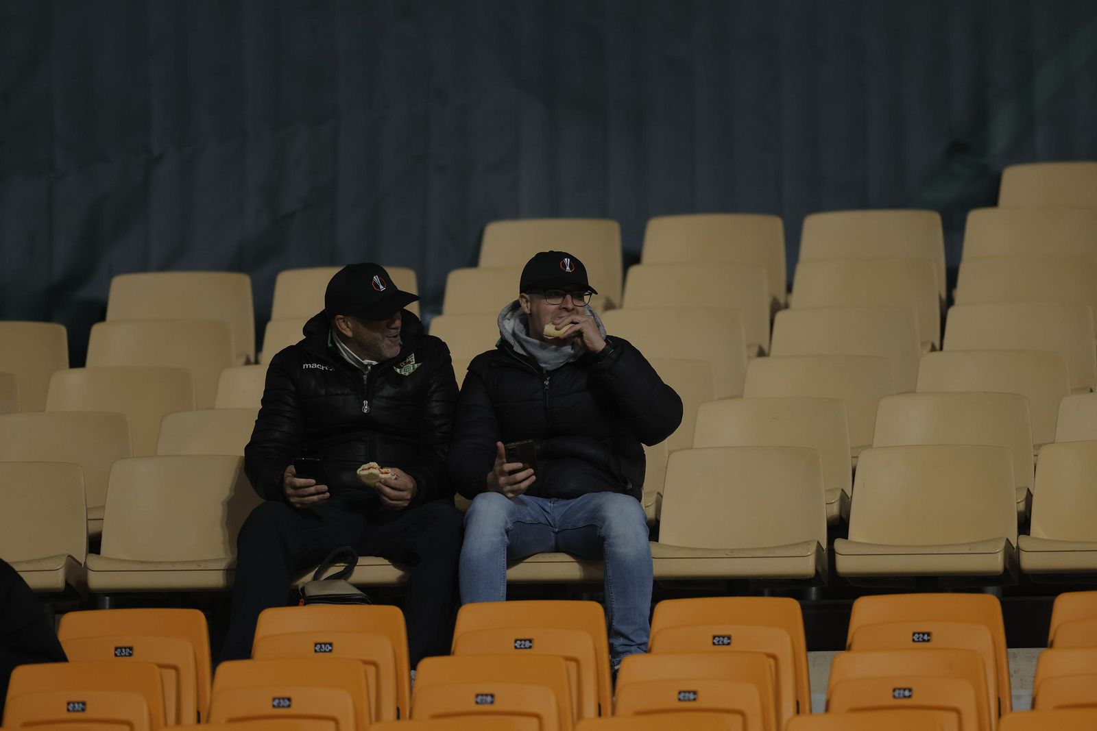 Búscate en las fotos del Betis - Utrecht