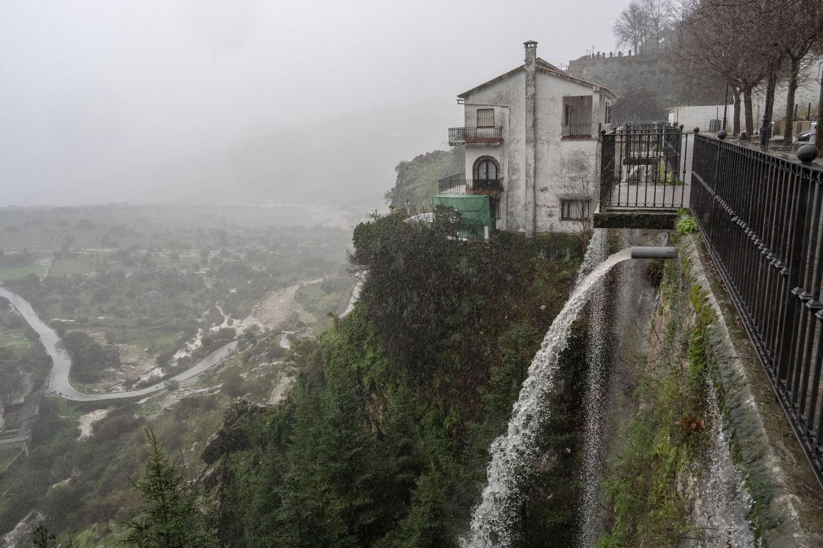 Un caño desagua en Grazalema