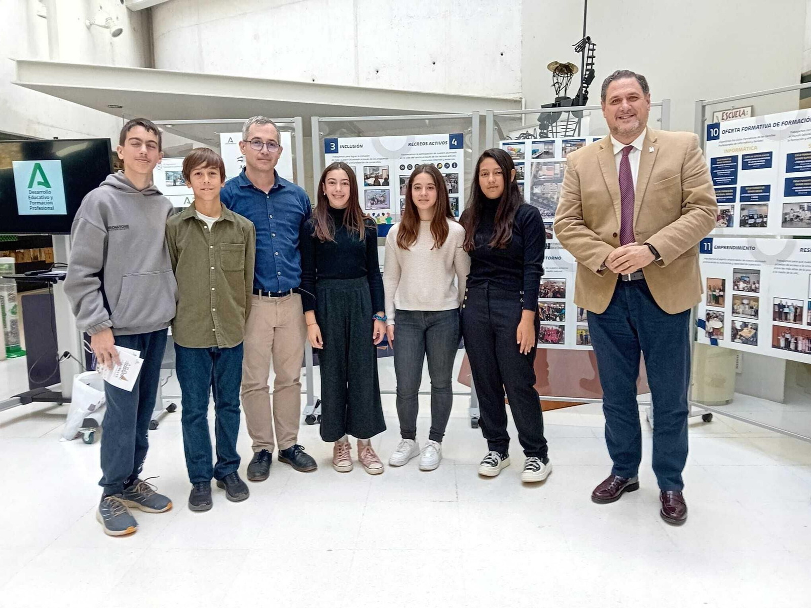 Alumnos del centro educativo, junto a su director Julio Gómez y Francisco Alonso, delegado de Desarrollo Educativo.