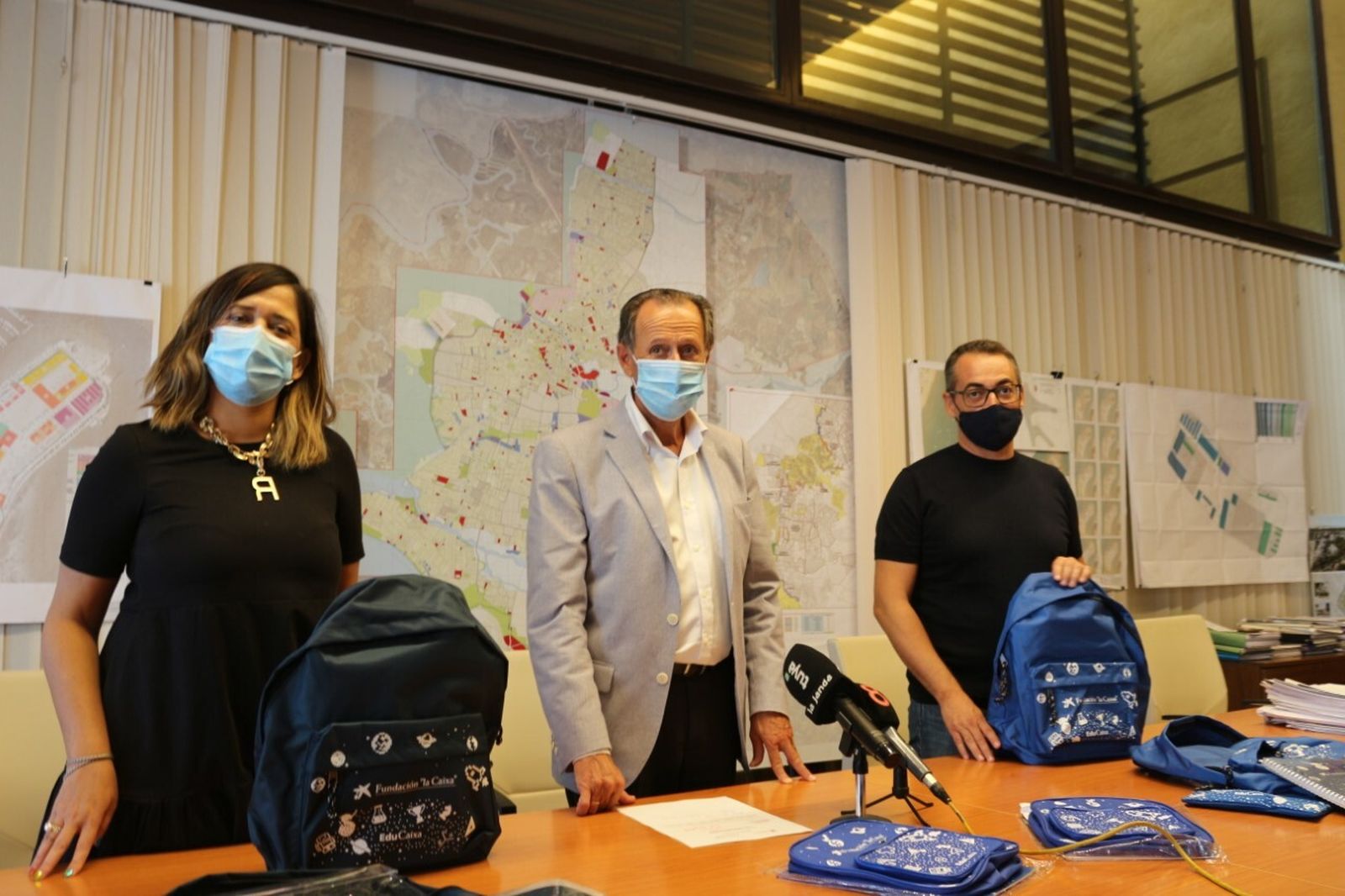 Momento de la entrega del material educativo.