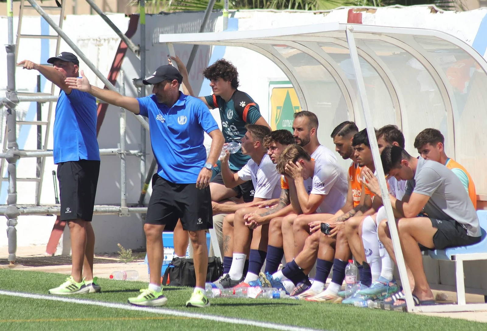 Iván Martínez, en el centro, da indicaciones en un encuentro.