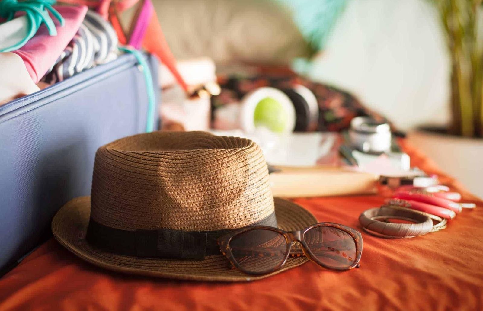 Las cinco prendas básicas que no deben faltar en tu maleta de vacaciones según los estilistas.