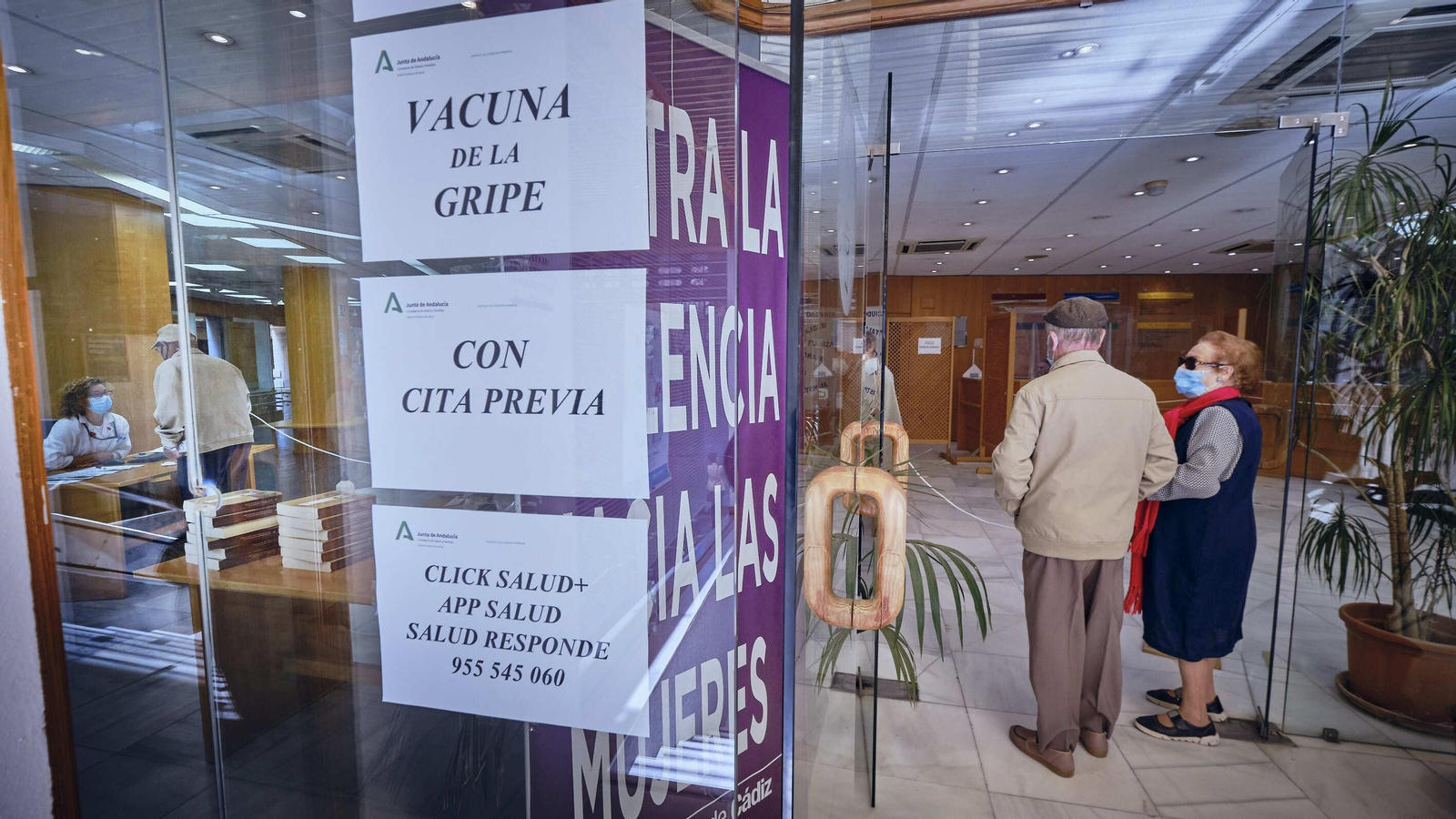 Una pareja de personas mayores en el centro de salud