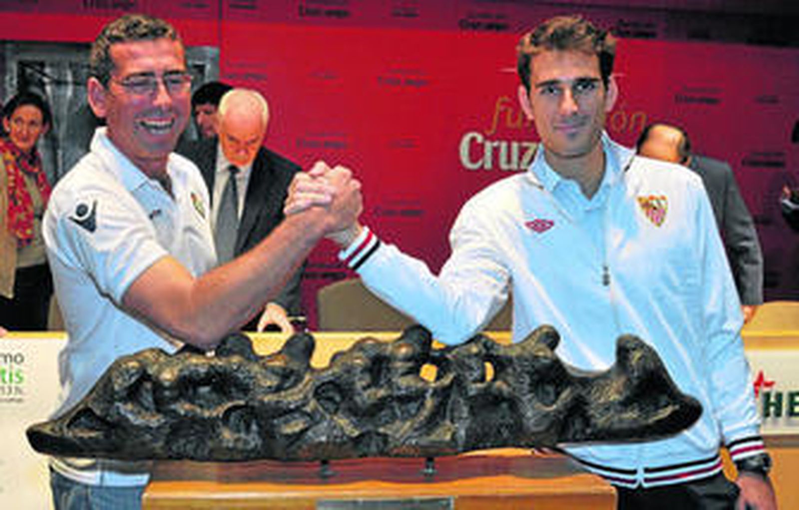 Gaspar Company y Eduardo Murillo, capitanes de Betis y Sevilla respectivamente, posan junto al trofeo durante la presentación de la prueba.