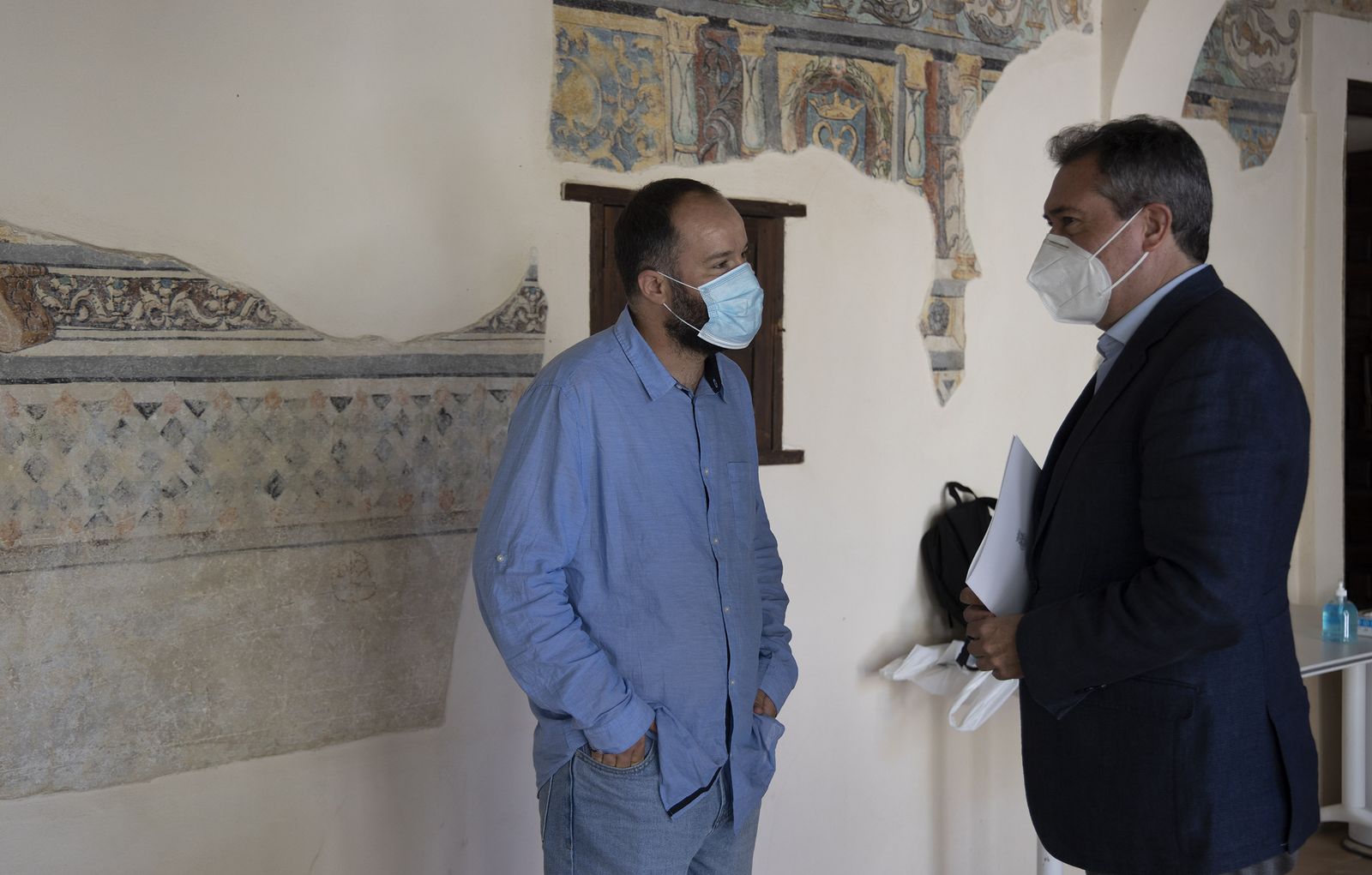 Juan Marqués conversando con el alcalde de Sevilla en la Casa de los Poetas.