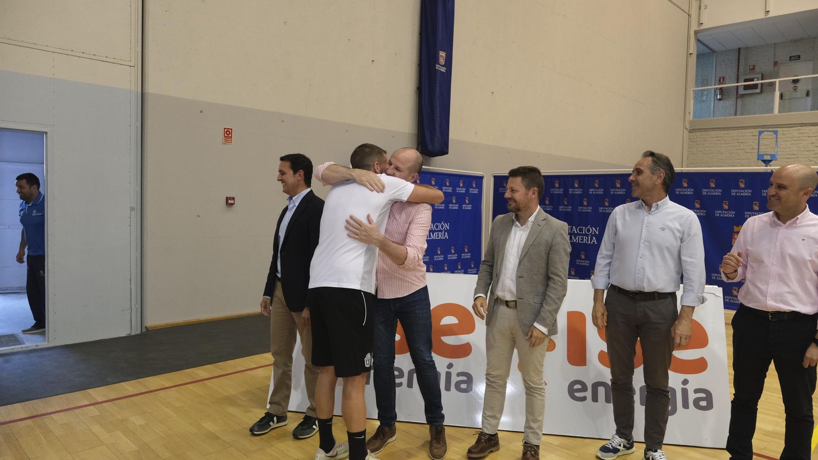 Álex Gómez se abraza con un directivo del CB Almería durante el recibimiento al ISE después de su ascenso a Liga Femenina Challenge. Álex Gómez se abraza con un directivo del CB Almería durante el recibimiento al ISE después de su ascenso a Liga Femenina Challenge.