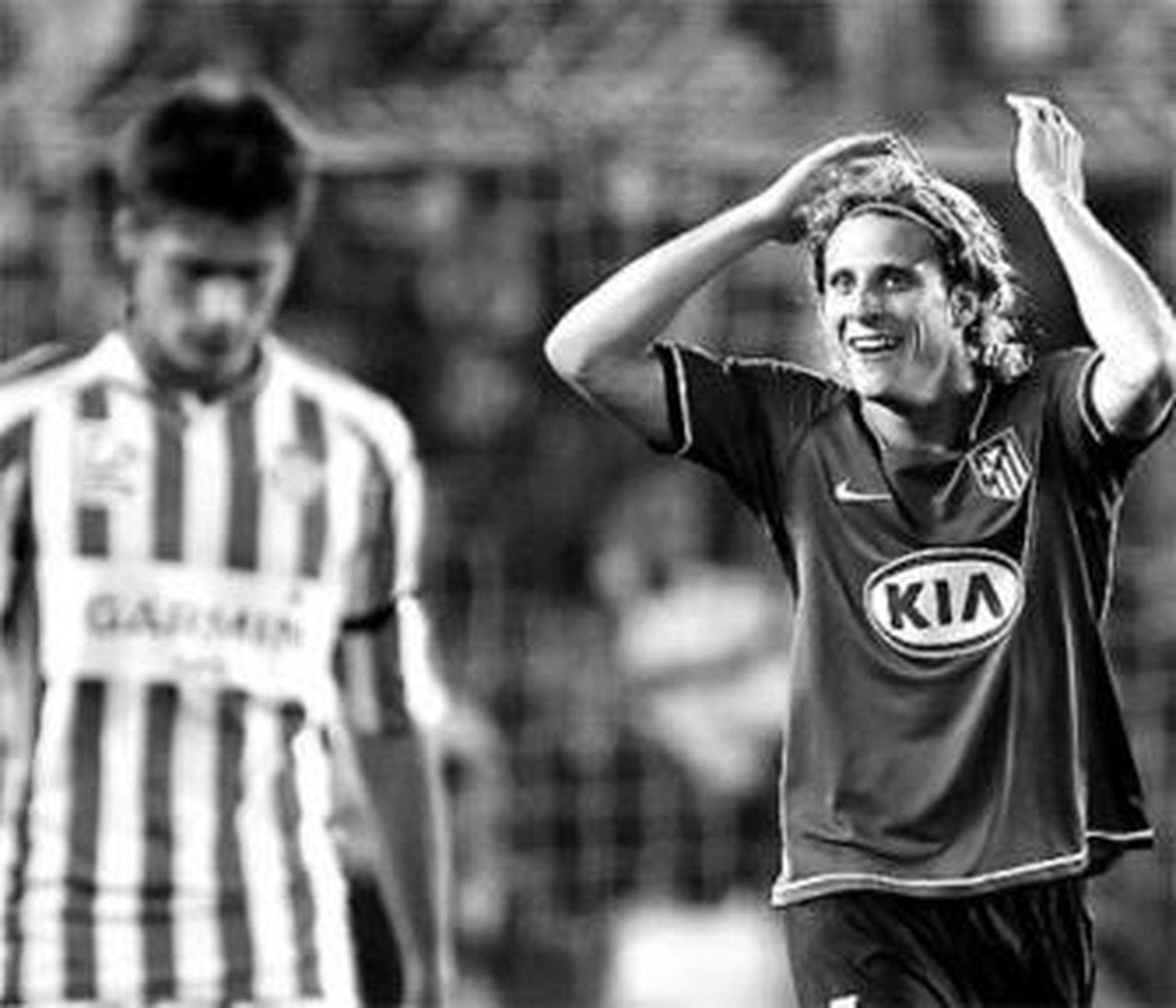 Forlán celebra su gol ante el abatimiento del bético Sobis.