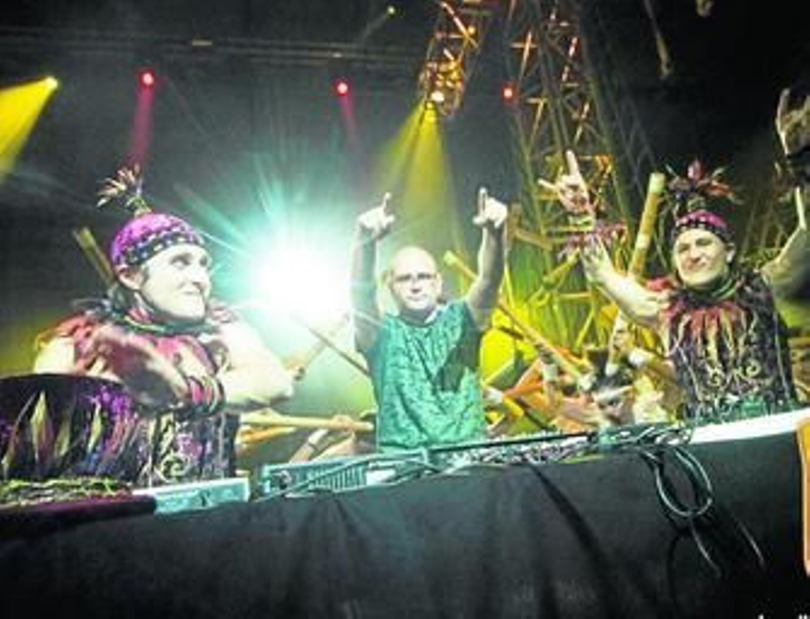 JJ Mullor actuó junto al Circo del Sol en la fiesta de Cutty Sark.  El almeriense ha conseguido varios números 1 en su trayectoria y sigue produciendo nuevos éxitos adecuándose al estilo de la época.