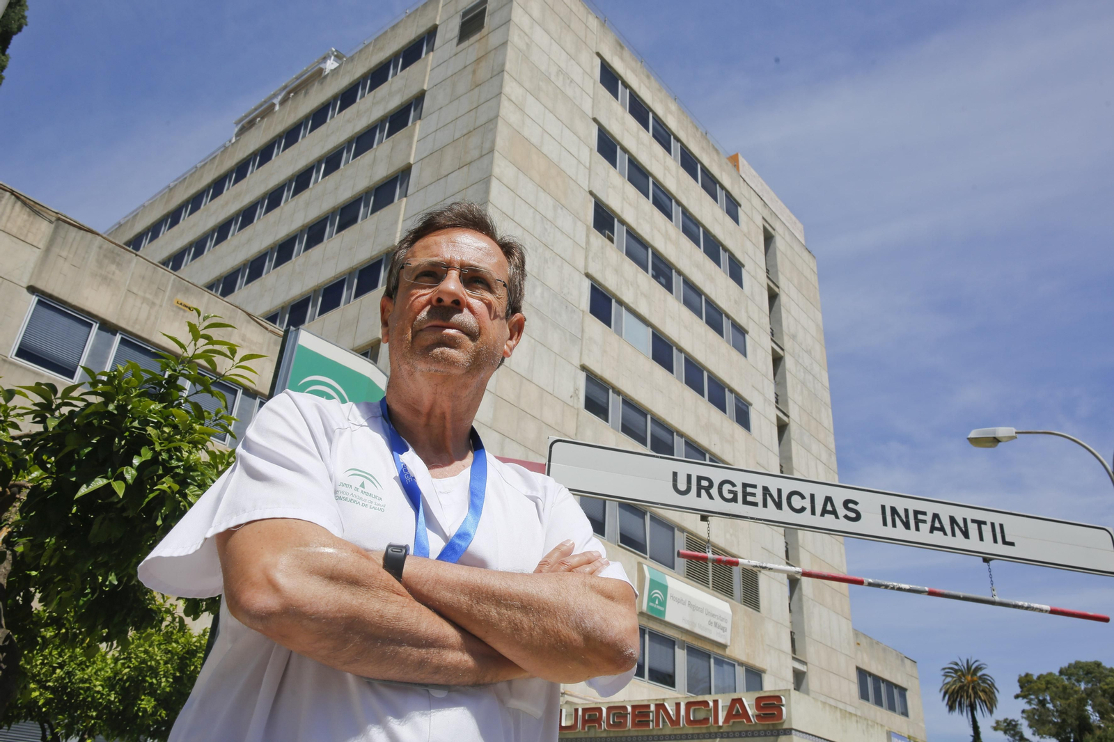 El facultativo, en la entrada del Hospital Materno Infantil.