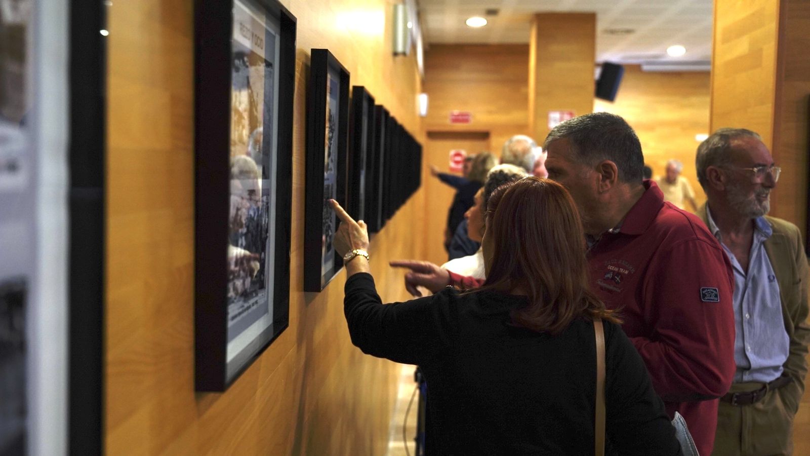 Fotos de la exposición de fotos históricas de Miguel Ángel del Águila sobre la OPE, en la José Luis Cano