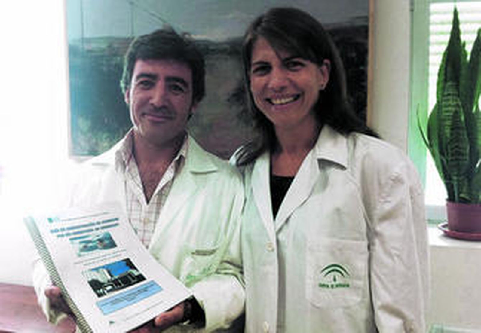 José María García y María Pérez, autores de la guía y enfermeros del hospital Virgen de las Nieves.