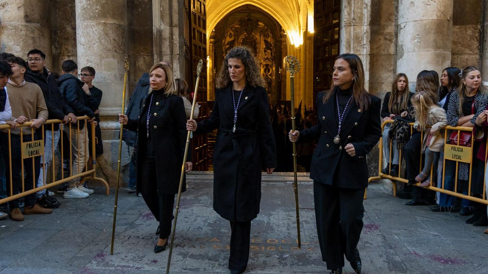 Luto y duelo en la noche del Viernes Santo, en imágenes
