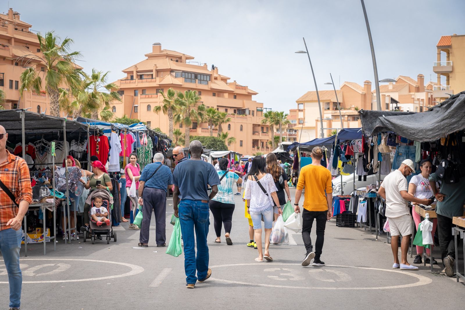 El Ayuntamiento de Roquetas apuesta por el correcto desarrollo del mercadillo ambulante.
