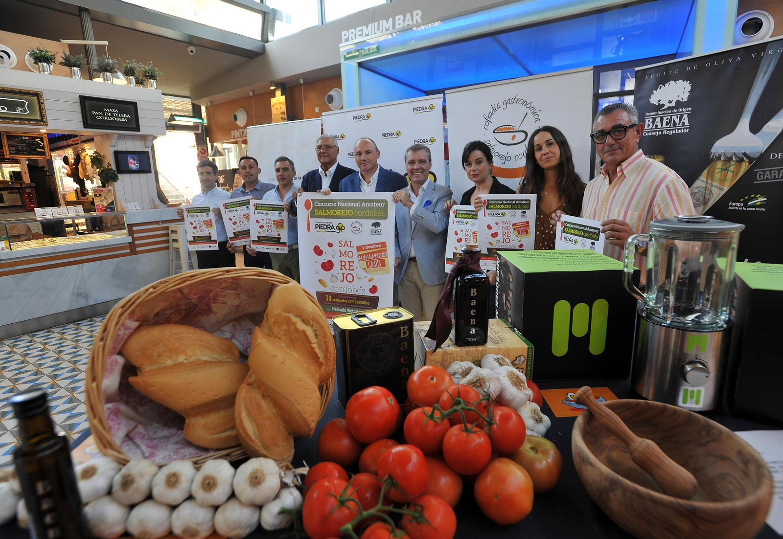 Asistentes a la presentación del cartel del primer concurso amateur de salmorejo.
