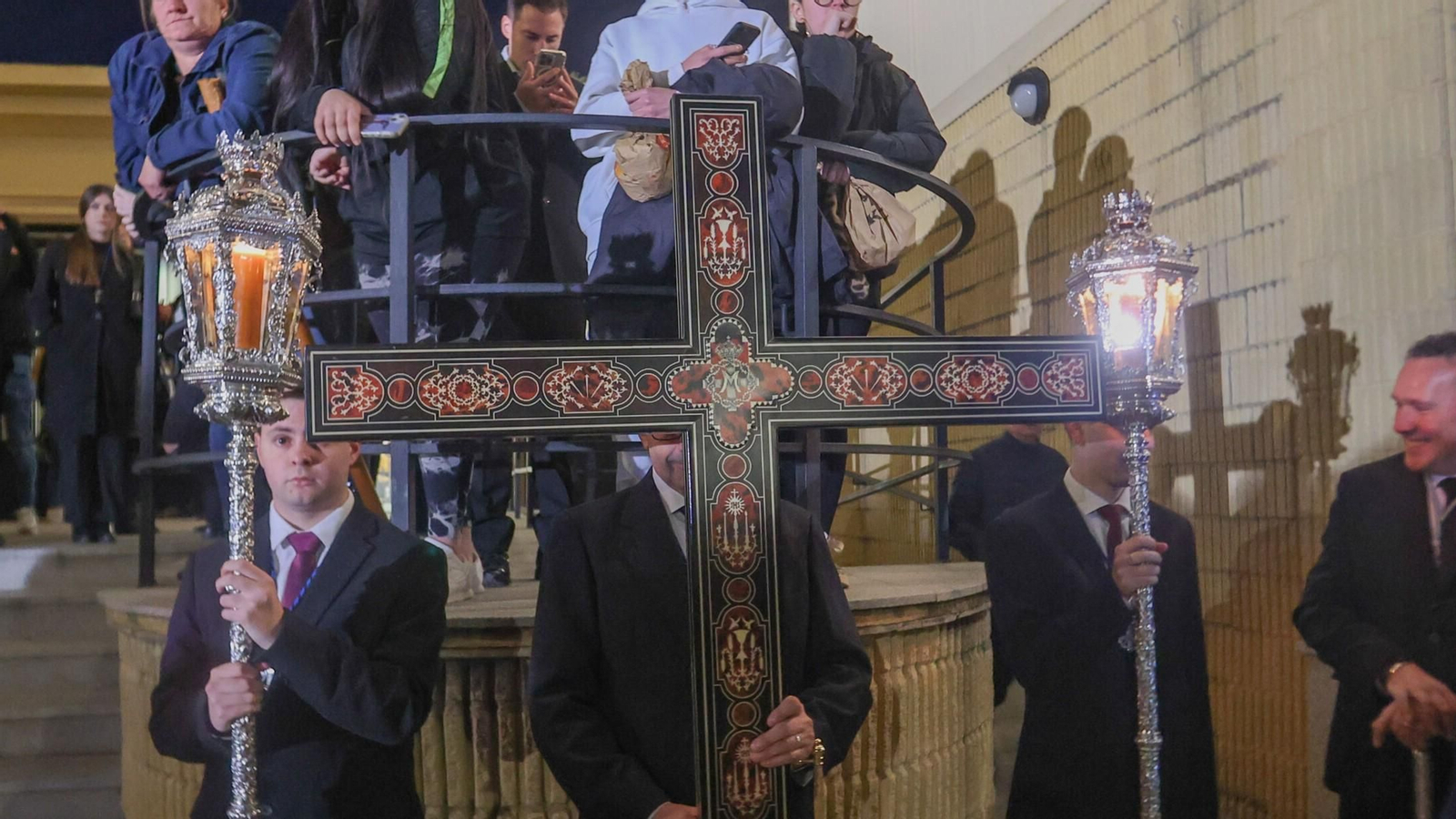 Las mejores imágenes del Vía Crucis de la Hermandad de los Salesianos 2025