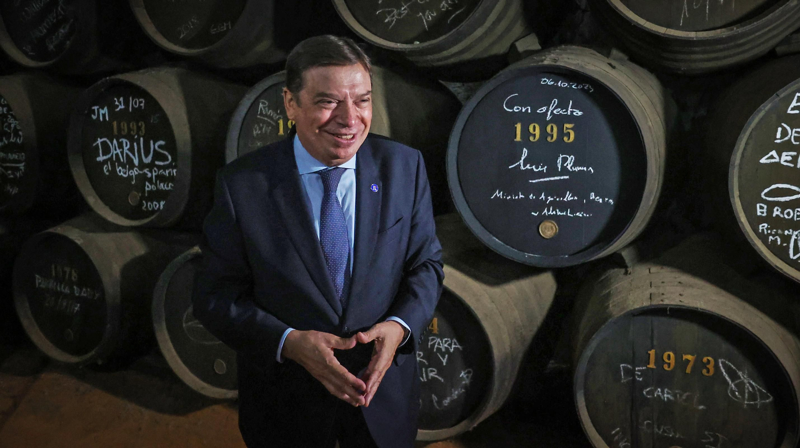 El ministro de agricultura Luis Planas vista la bodega de Wiliams & Humbert en Jerez